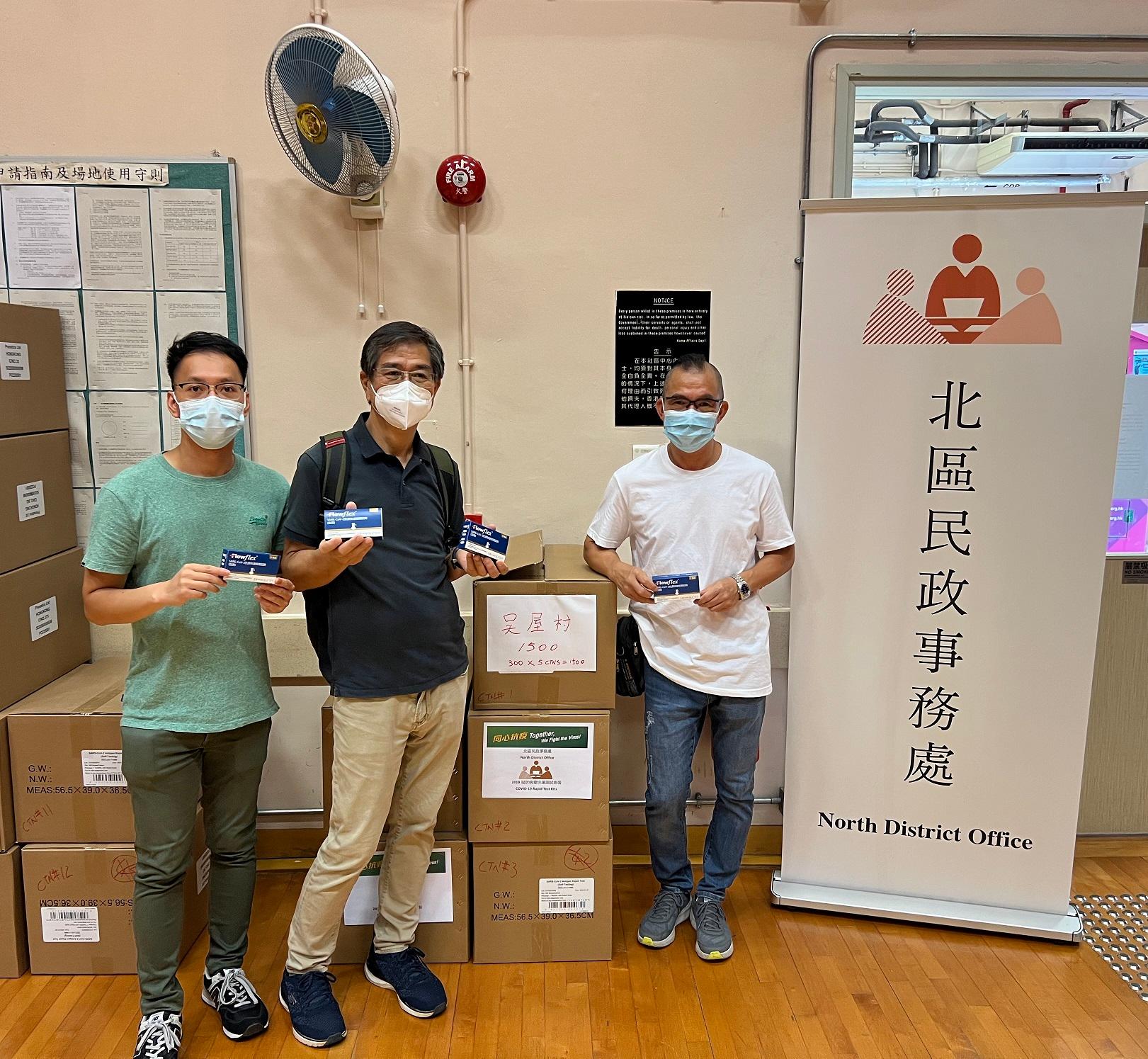 The North District Office today (June 17) distributed COVID-19 rapid test kits to households and cleansing workers living and working in Ng Uk Tsuen for voluntary testing through the Village Representatives.