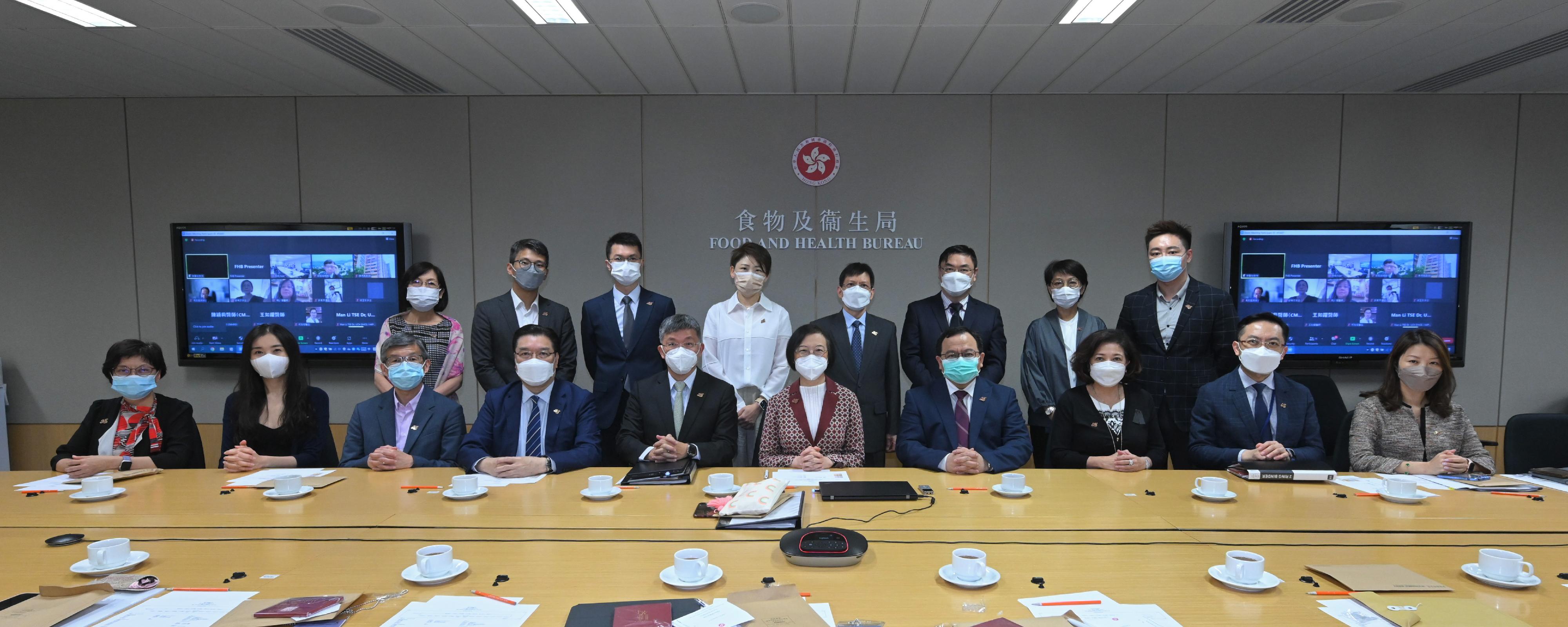 The Secretary for Food and Health, Professor Sophia Chan, chaired the 12th meeting of the Chinese Medicine Development Committee (CMDC) today (June 17). Photo shows Professor Chan (front row, fifth right); the Permanent Secretary for Food and Health (Health), Mr Thomas Chan (front row, fifth left); the Director of Health, Dr Ronald Lam (front row, second right); the Chairman of the Chinese Medicine Practice Subcommittee under the CMDC, Professor Chan Wing-kwong (front row, fourth right); and the Chairman of the Chinese Medicines Industry Subcommittee under the CMDC, Mr Tommy Li (front row, fourth left), as well as other members, before the meeting.