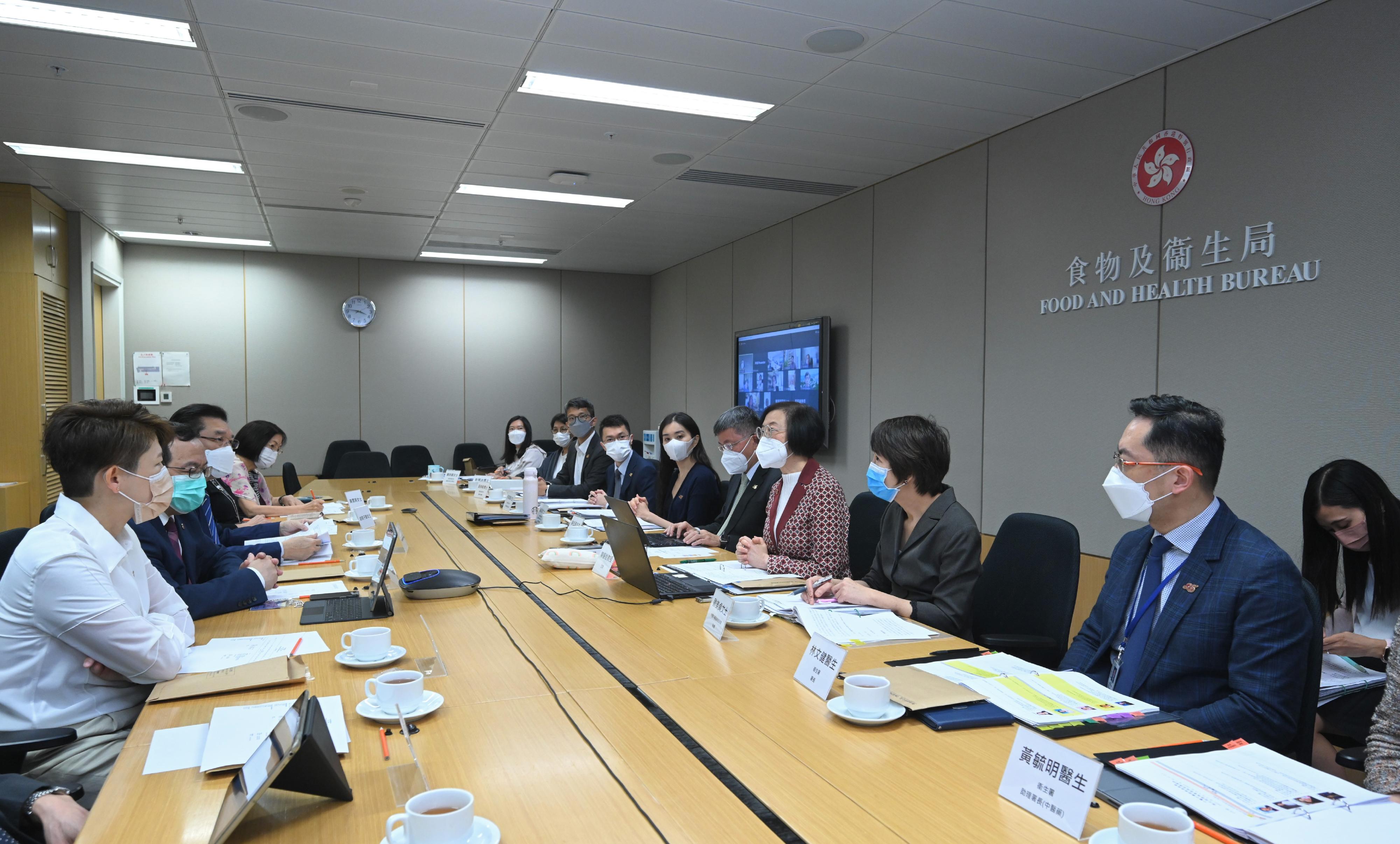 The Secretary for Food and Health, Professor Sophia Chan (third right), chairs the 12th meeting of the Chinese Medicine Development Committee today (June 17).
