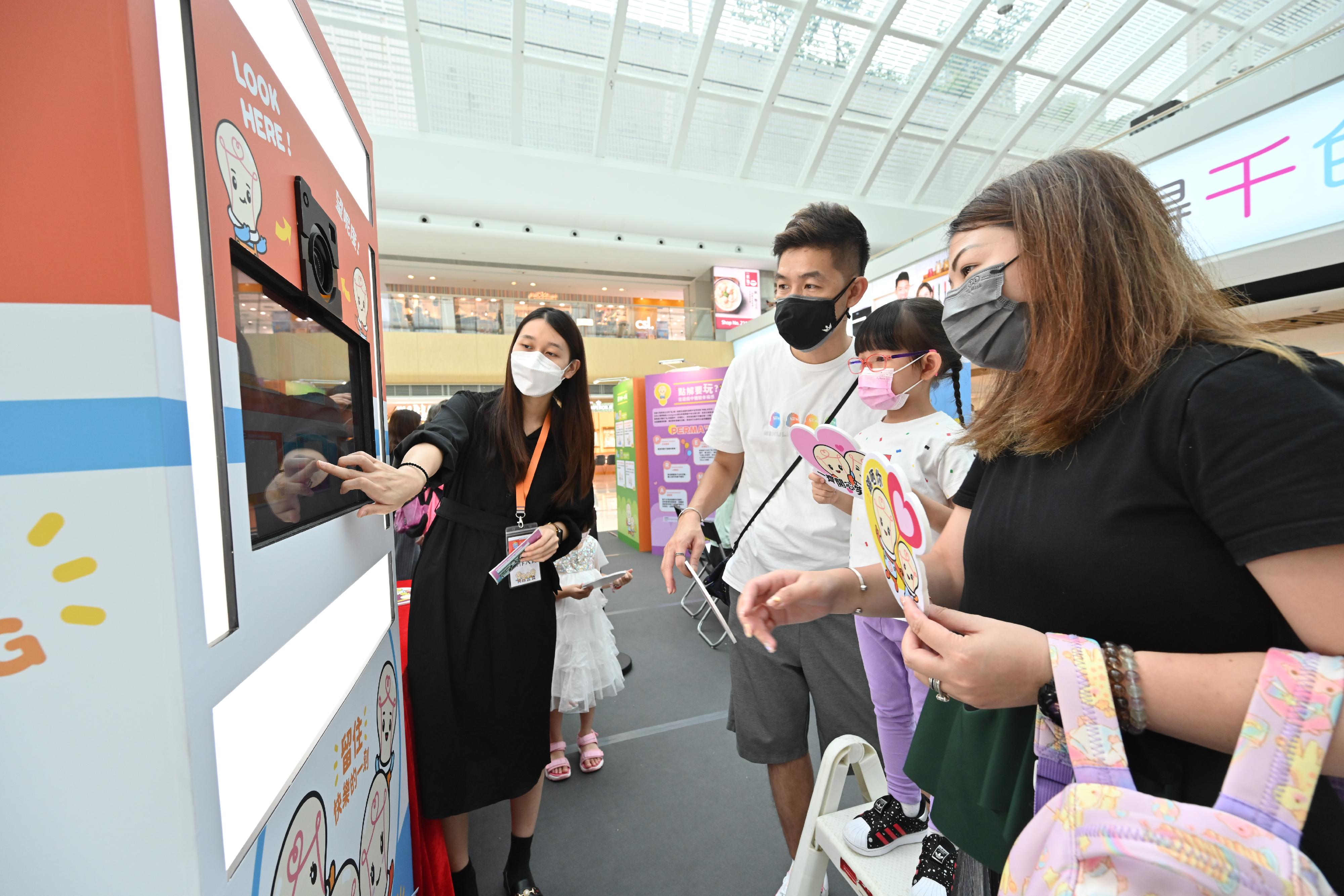 The Education Bureau today (June 18) held the "Playtime with Children" Roving Exhibition with a Light Family photo booth corner.