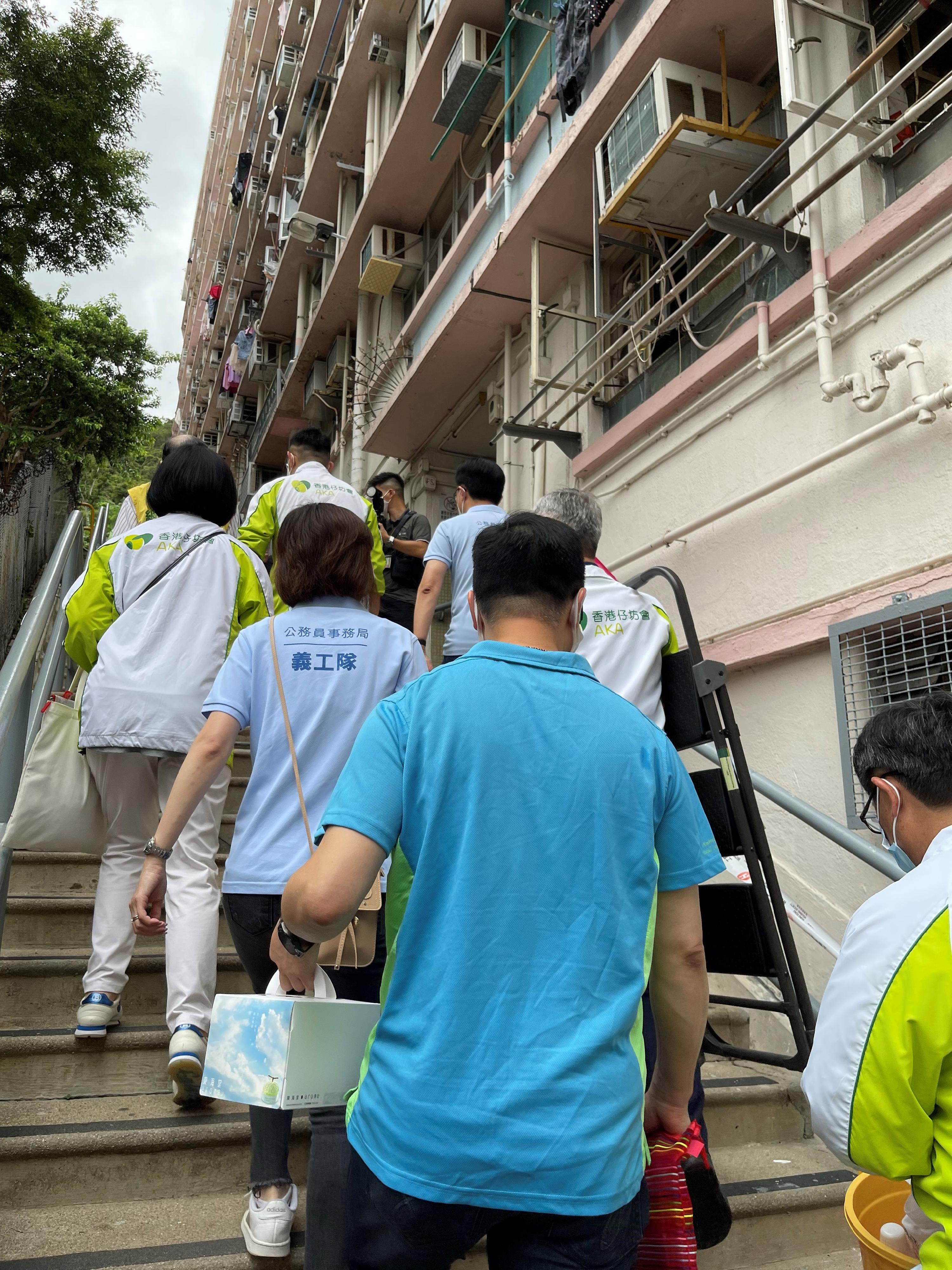 Civil service volunteers visited Aberdeen and joined hands with a local organisation to visit some elderly households at Yue Kwong Chuen together today (June 18). They extended their warm regards by helping some of the elderly people to clean up their homes and distributed to them anti-epidemic supplies, etc.