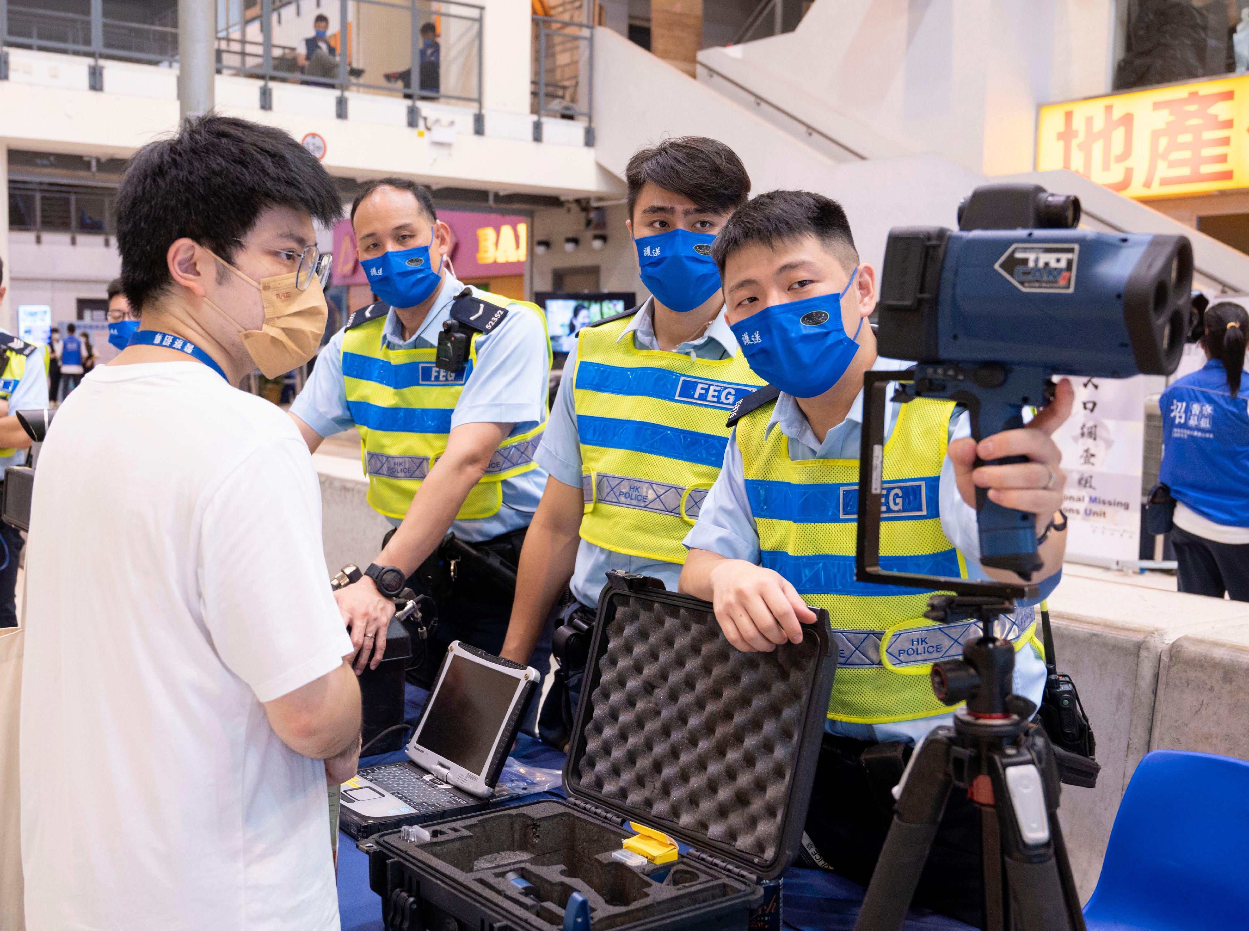 警队今日（六月十九日）在香港警察学院举办「警察招募‧体验日」。图示警队护送组队员向参加者介绍其工作。
