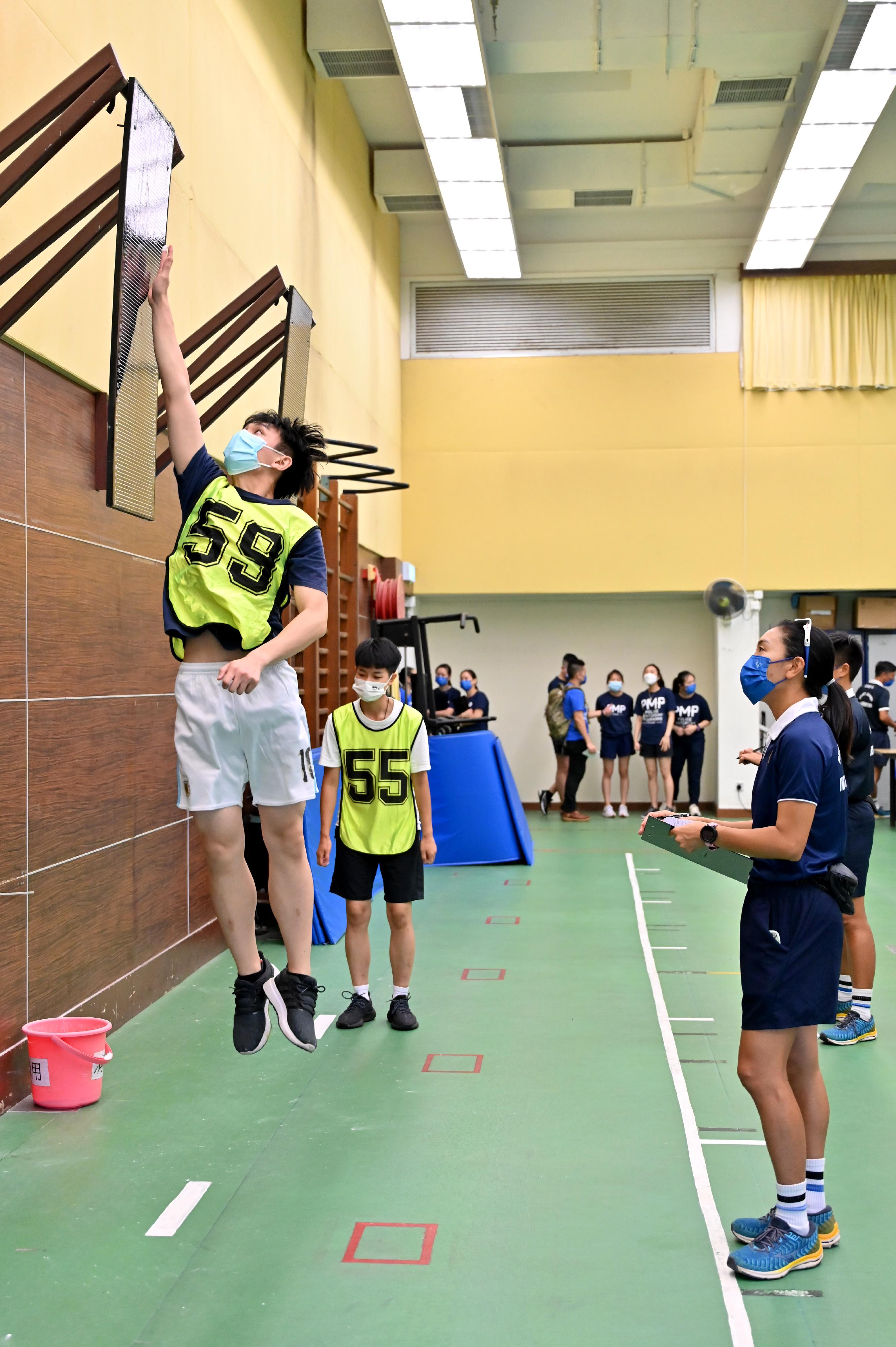 The Hong Kong Police Force today (June 19) organised the Police Recruitment Experience and Assessment Day at the Hong Kong Police College. Photo shows participants attending the physical fitness test workshop.