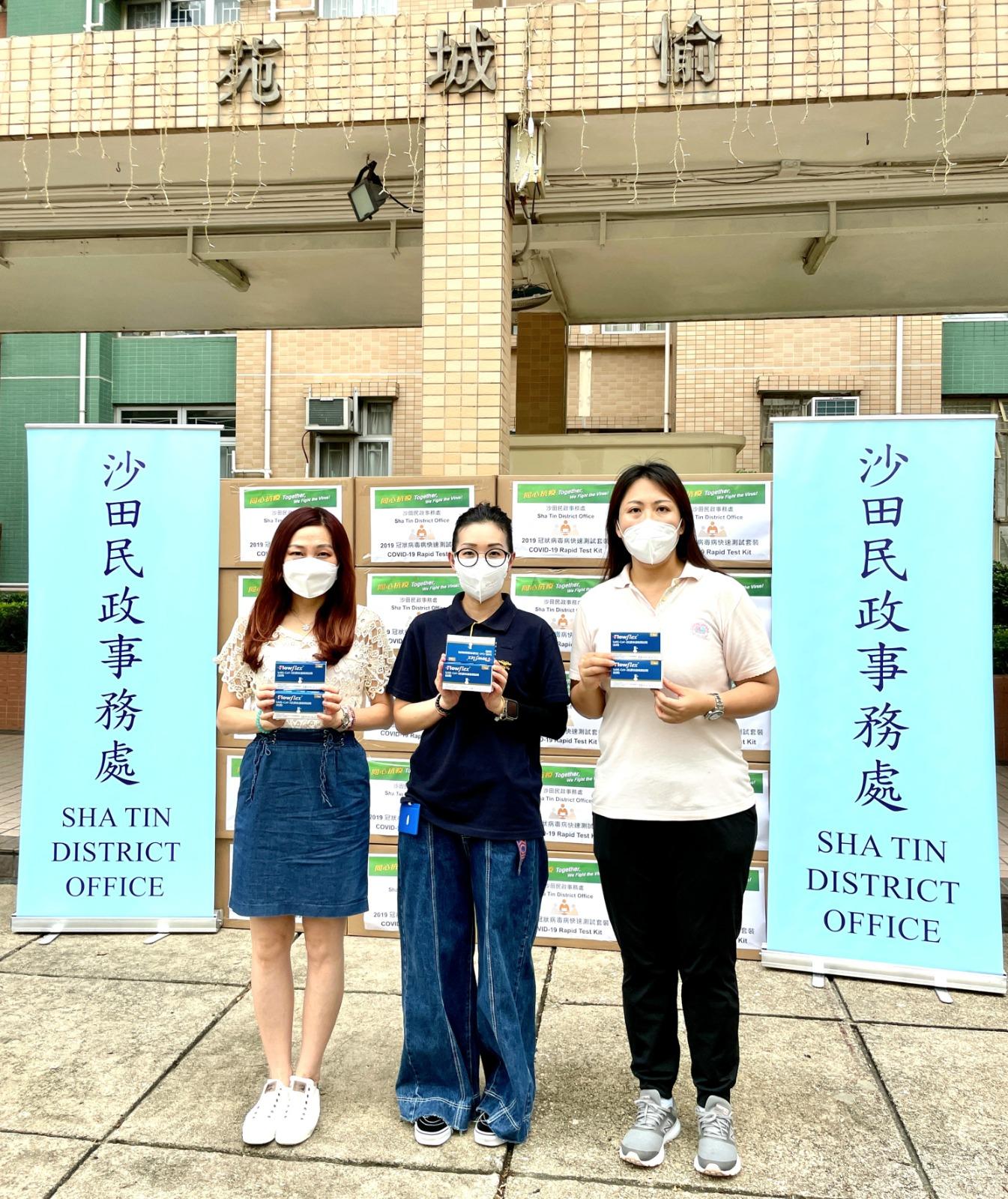The Sha Tin District Office today (June 19) distributed COVID-19 rapid test kits to households, cleansing workers and property management staff living and working in Yue Shing Court for voluntary testing through the property management company and the owners' corporation.