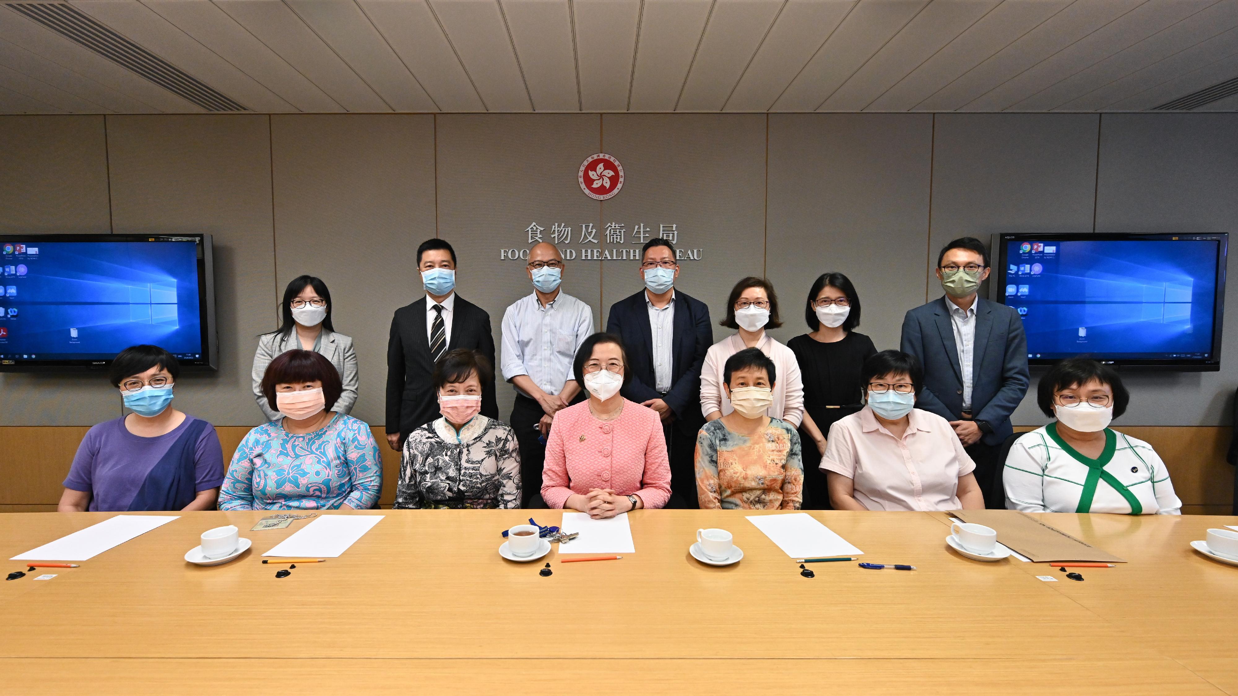 The Secretary for Food and Health, Professor Sophia Chan, met with representatives of the Nursing Council of Hong Kong, nursing schools of universities and professional organisations today (June 21) to review the progress and effectiveness of the Voluntary Scheme on Advanced and Specialised Nursing Practice. Photo shows Professor Chan (front row, centre) with the representatives before the meeting.