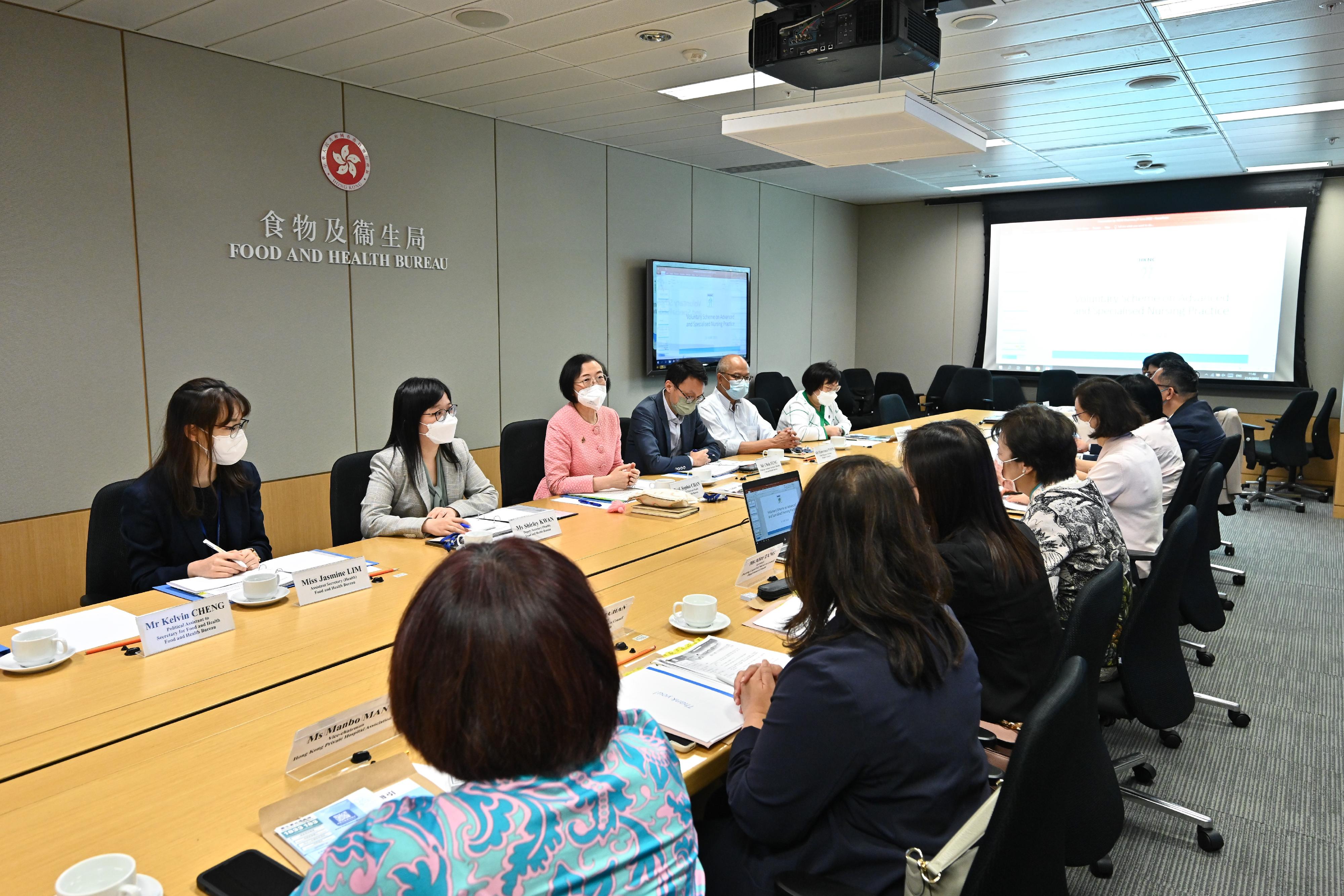 The Secretary for Food and Health, Professor Sophia Chan (third left), met with representatives of the Nursing Council of Hong Kong, nursing schools of universities and professional organisations today (June 21 to review the progress and effectiveness of the Voluntary Scheme on Advanced and Specialised Nursing Practice.