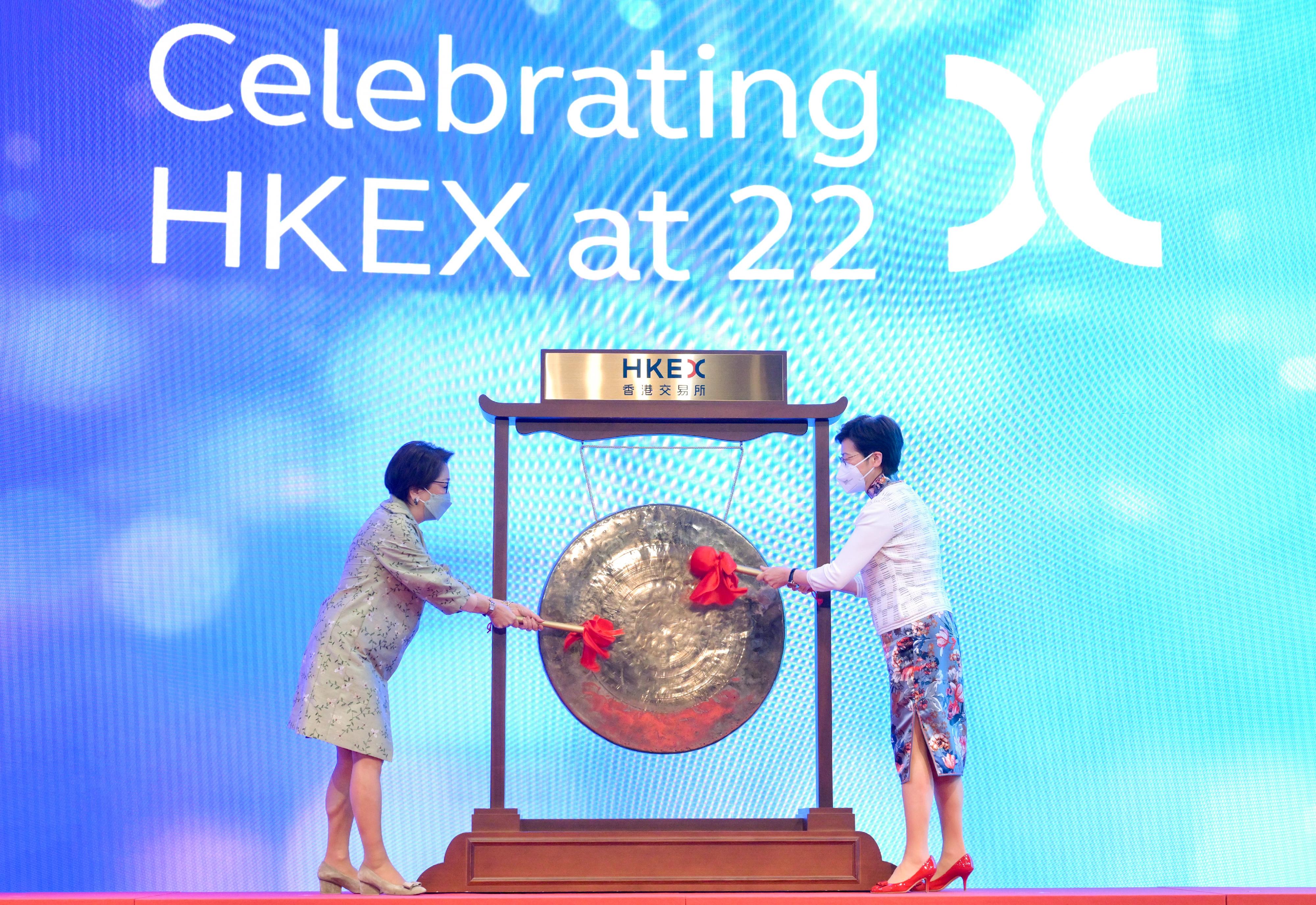 The Chief Executive, Mrs Carrie Lam, attended the Hong Kong Exchanges and Clearing Limited (HKEX) 22nd Anniversary Celebrations today (June 21). Photo shows Mrs Lam (right) and the Chairman of the HKEX, Mrs Laura Cha (left), officiating at the gong striking ceremony.