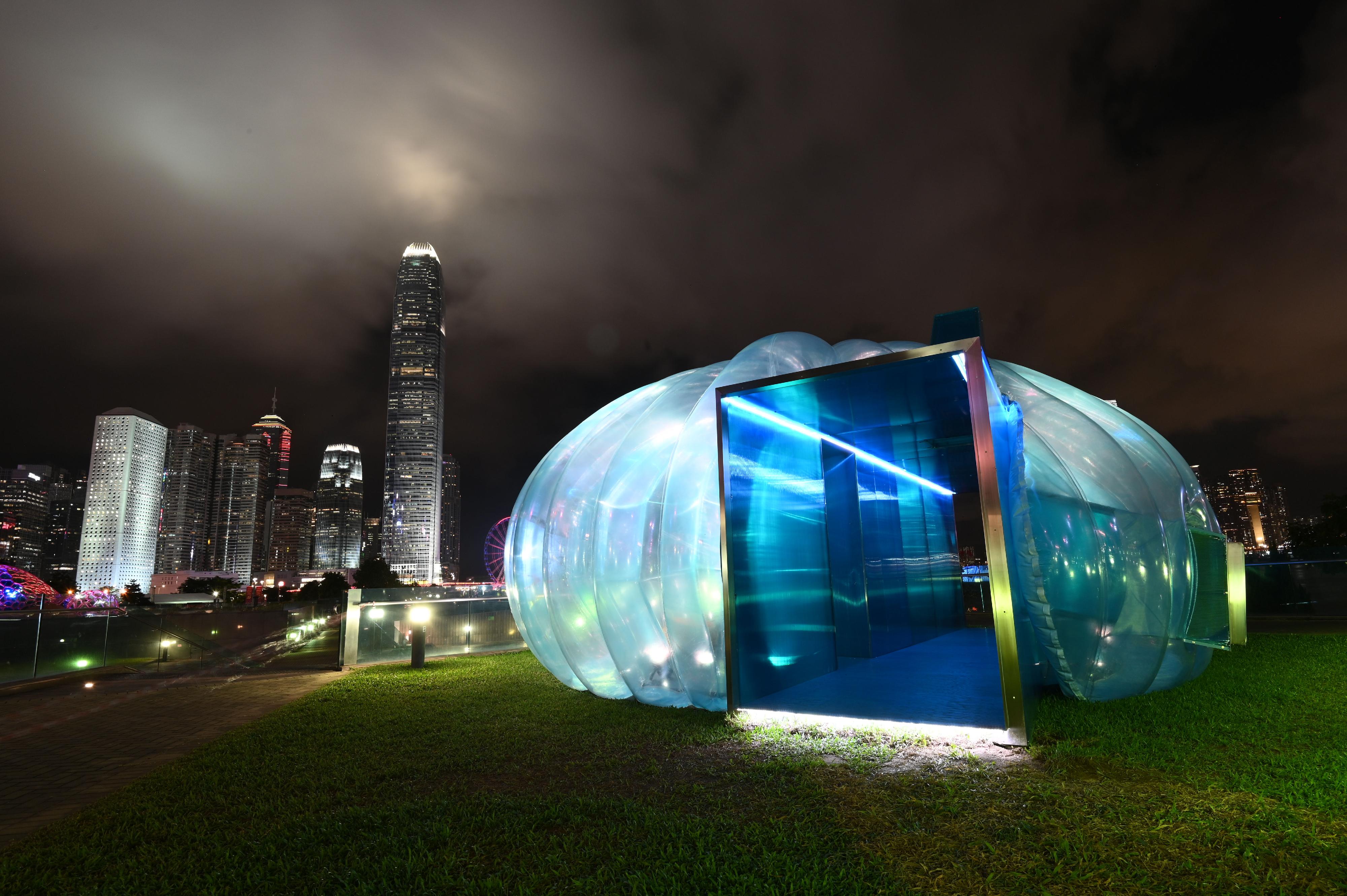 「藝術@維港」展覽開幕典禮今日（六月二十二日）在中西區海濱長廊（中環段）舉行。圖示「香港賽馬會呈獻系列：藝術有理」藝術作品之一《水滴潛艇》。