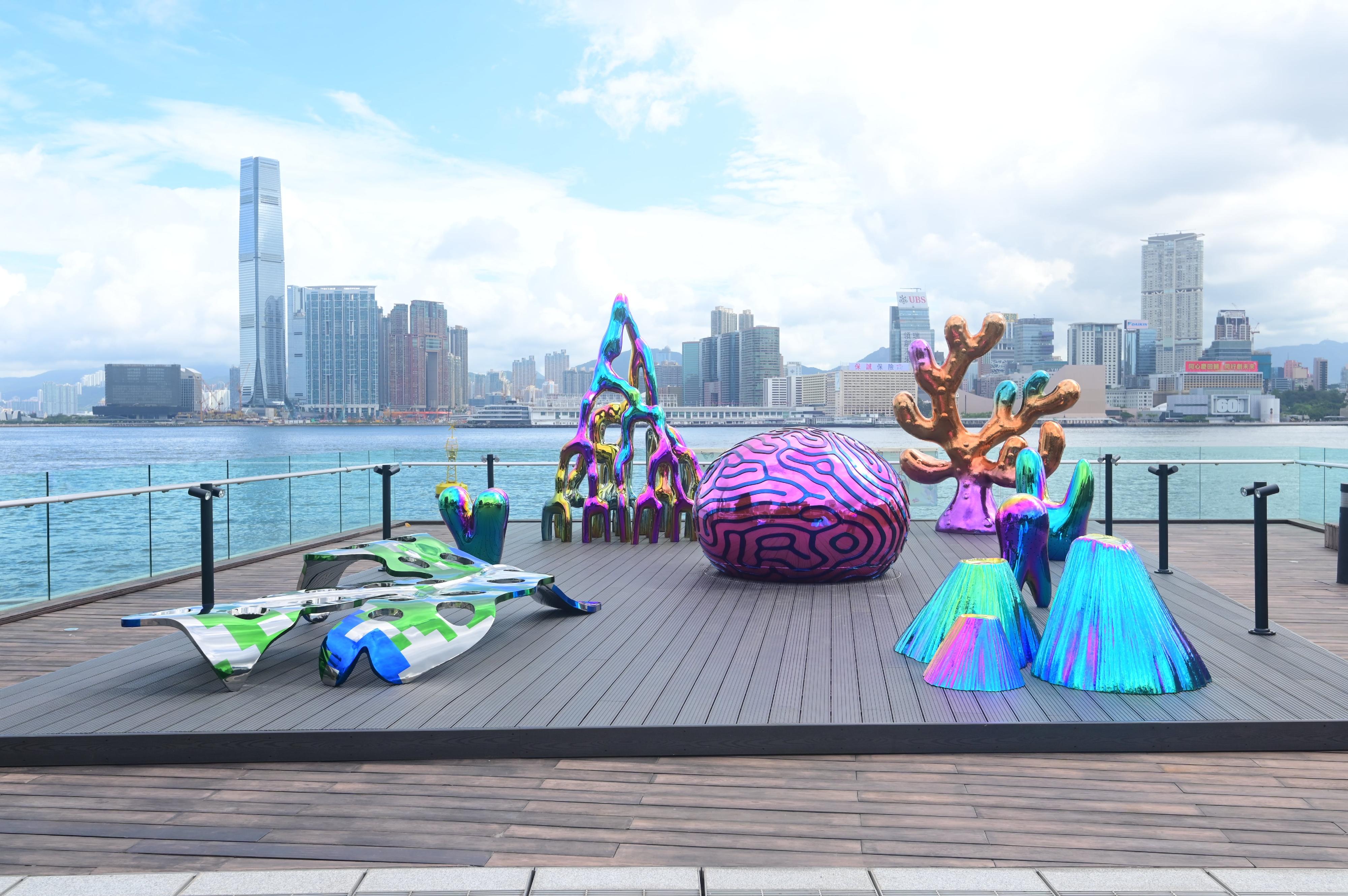 「藝術@維港」展覽開幕典禮今日（六月二十二日）在中西區海濱長廊（中環段）舉行。圖示「香港賽馬會呈獻系列：藝術有理」藝術作品之一《珊瑚無極》。