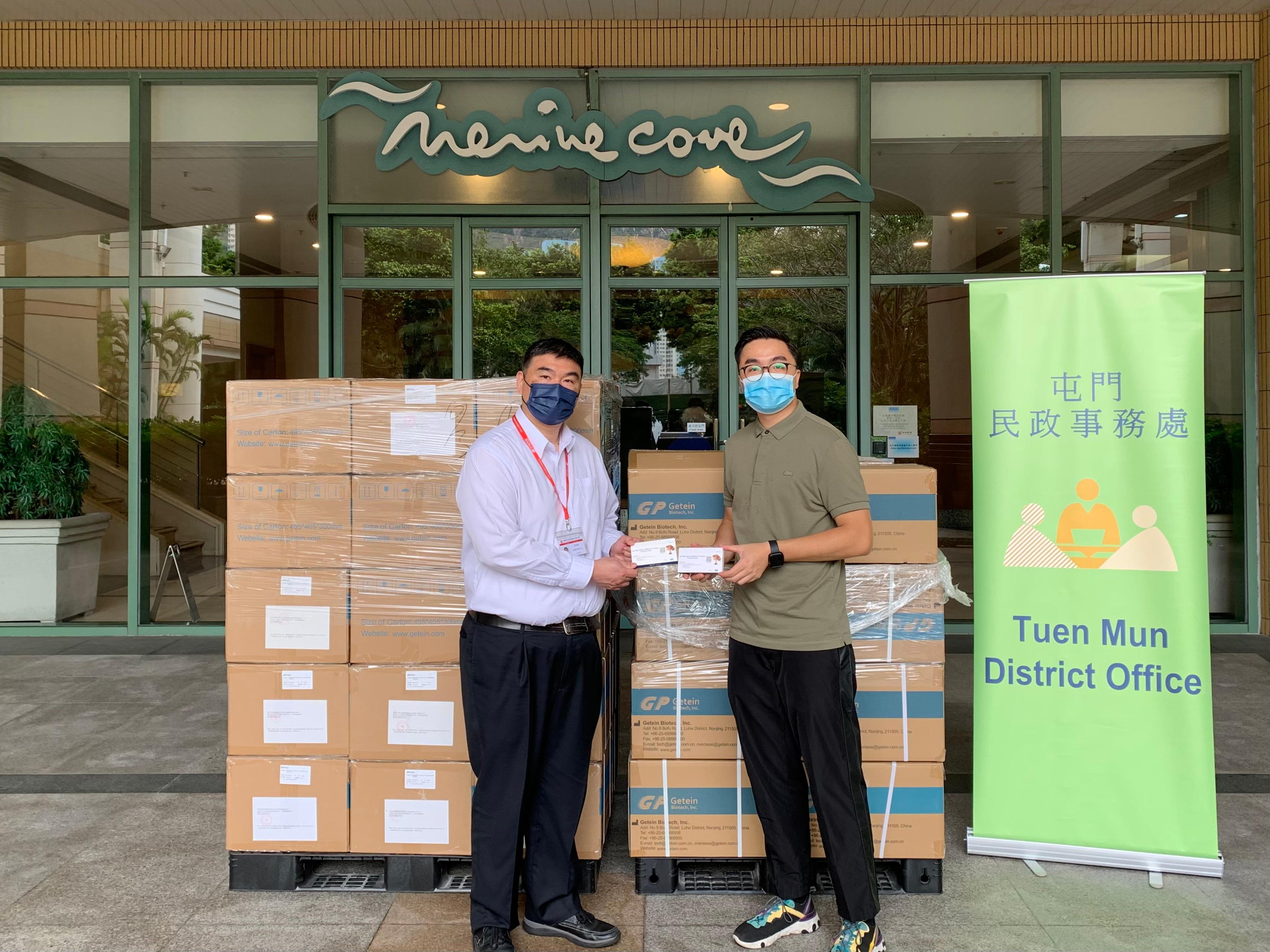 The Tuen Mun District Office today (June 22) distributed COVID-19 rapid test kits to households, cleansing workers and property management staff living and working in Nerine Cove for voluntary testing through the property management company.