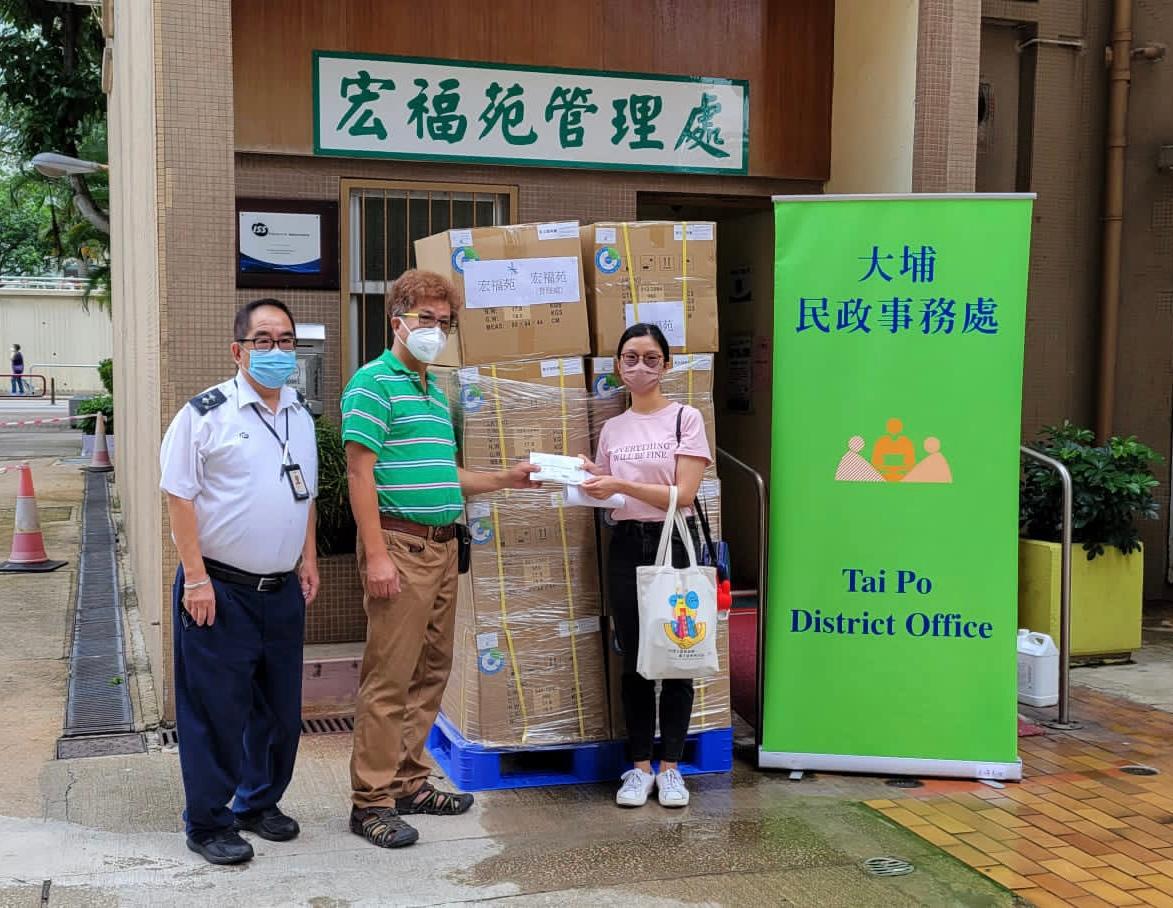 The Tai Po District Office today (June 22) distributed COVID-19 rapid test kits to households, cleansing workers and property management staff living and working in Wang Fuk Court for voluntary testing through the property management company and the owners' corporation.