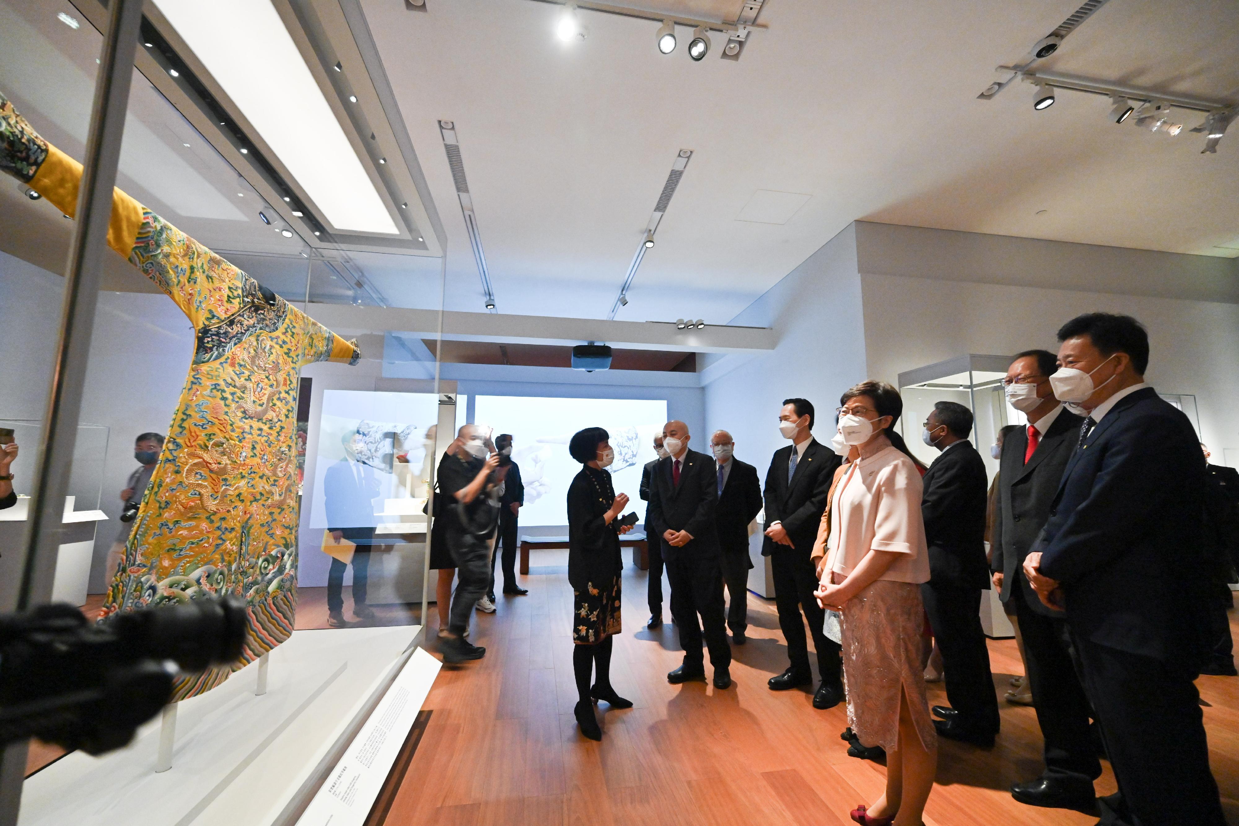 行政長官林鄭月娥今日（六月二十二日）出席香港故宮文化博物館開幕典禮。圖示林鄭月娥參觀館內展品。