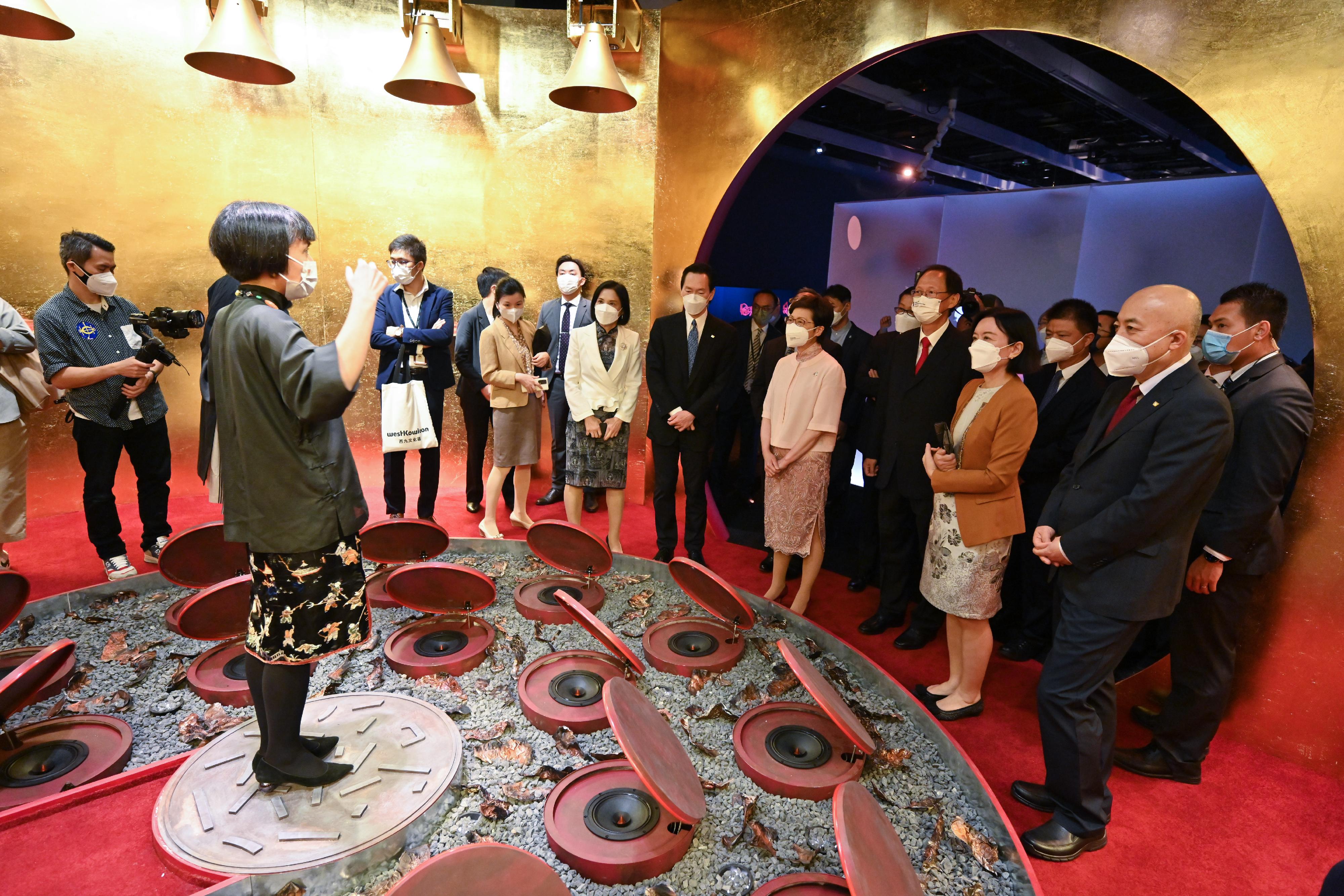行政長官林鄭月娥今日（六月二十二日）出席香港故宮文化博物館開幕典禮。圖示林鄭月娥參觀館內展品。
