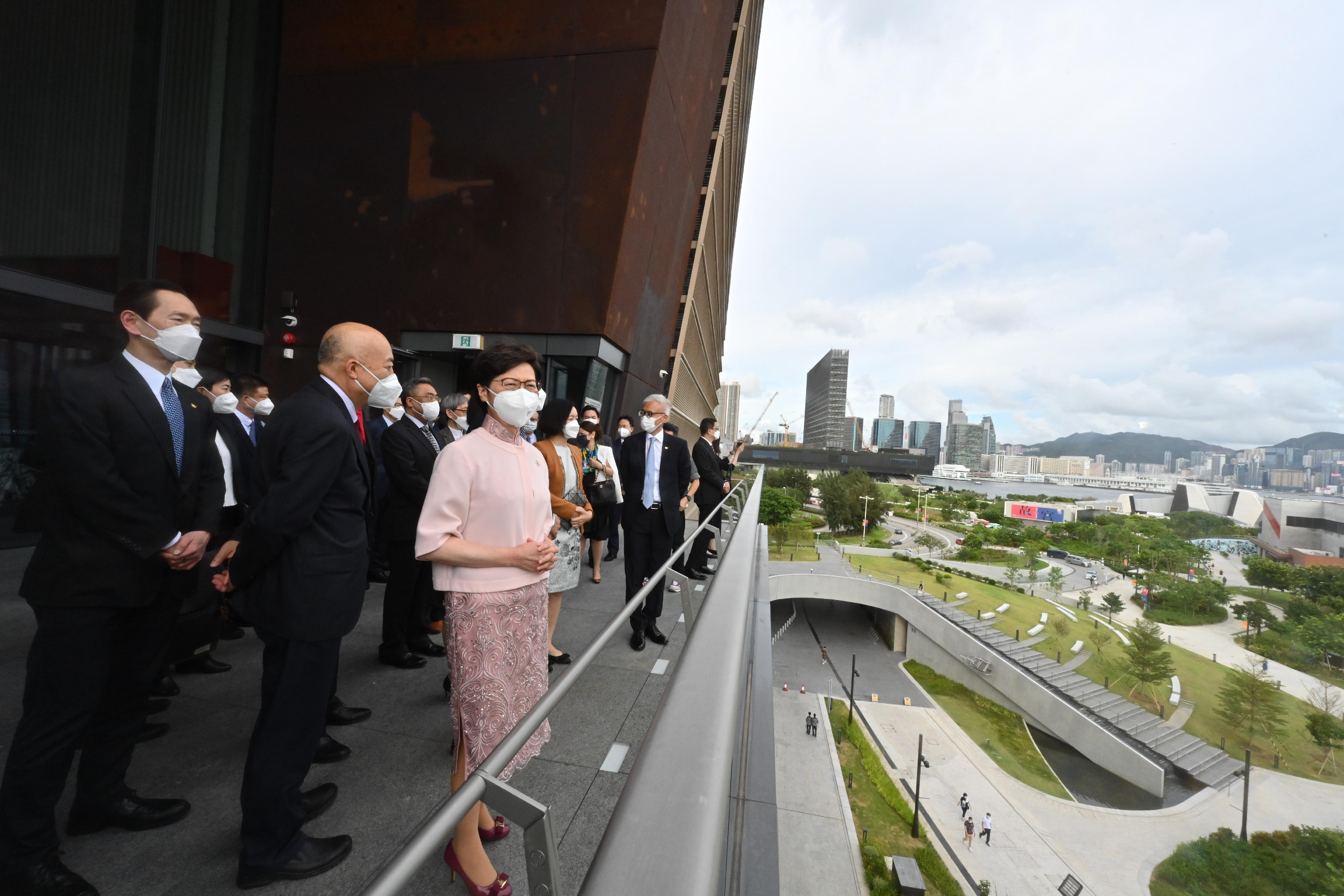 行政長官林鄭月娥今日（六月二十二日）出席香港故宮文化博物館開幕典禮。圖示林鄭月娥（左三）觀賞館外景色。