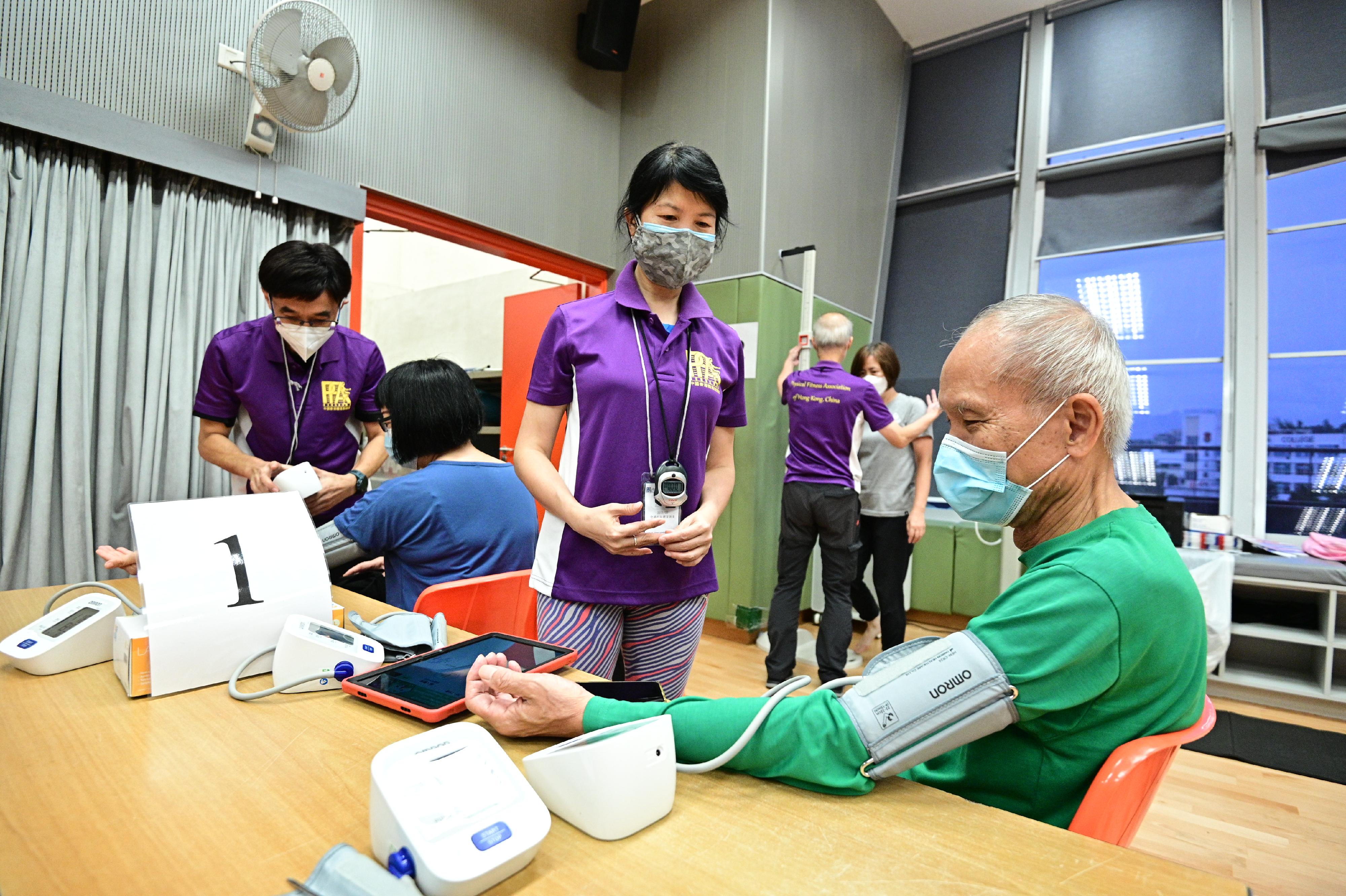 The Leisure and Cultural Services Department will hold four Territory-wide Physical Fitness Survey for the Community test days from June to August to enable participants to have a general understanding of their own fitness conditions, as well as to understand the importance of physical fitness for health and exercising regularly in daily life. Photo shows a staff member measuring the resting blood pressure and heart rate of a participant.