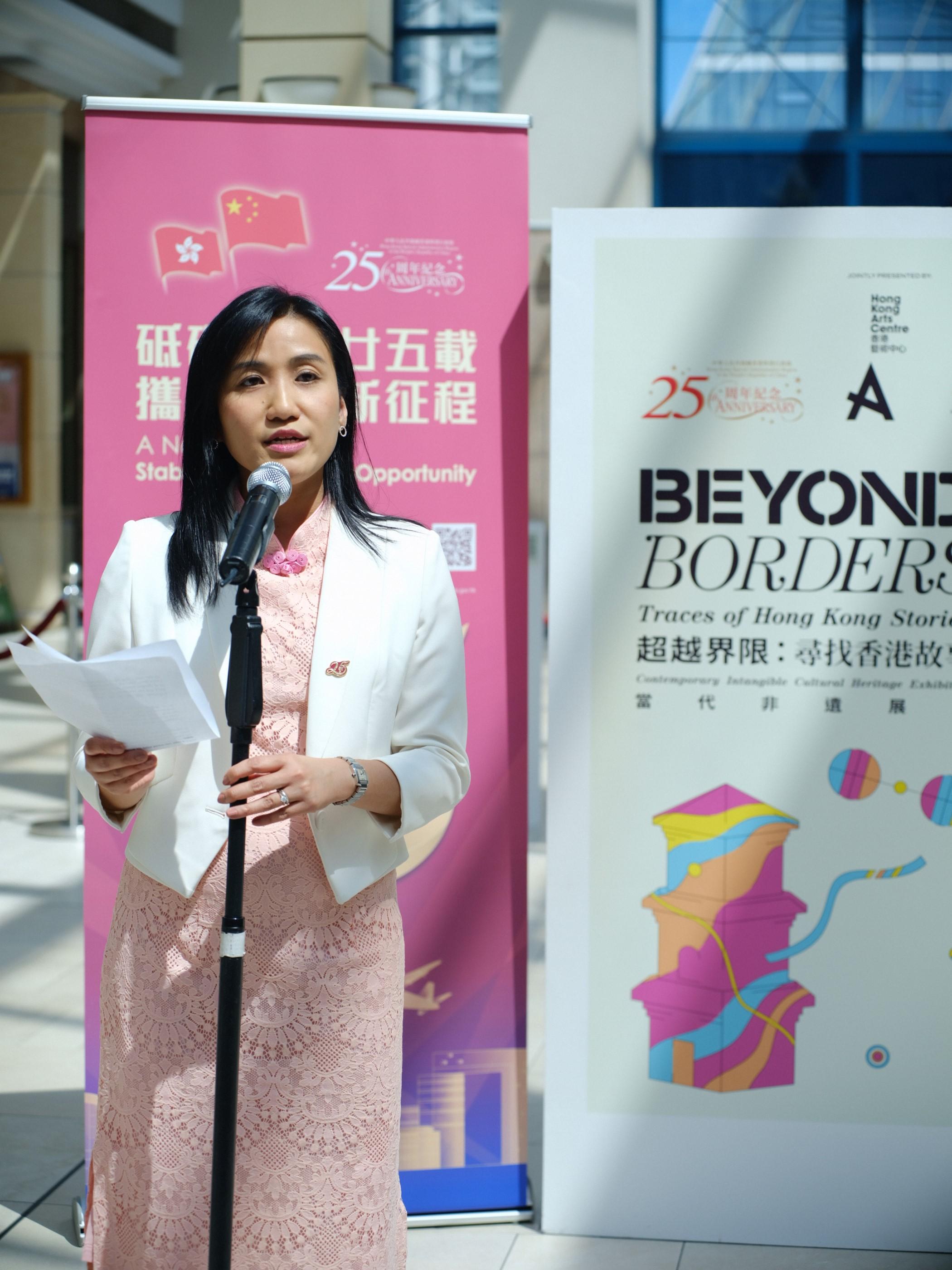 The Director of the Hong Kong Economic and Trade Office (Toronto), Ms Emily Mo, speaks at the opening ceremony of the "Beyond Borders: Traces of Hong Kong Stories" art exhibition in Vancouver yesterday (June 22, Vancouver time).
