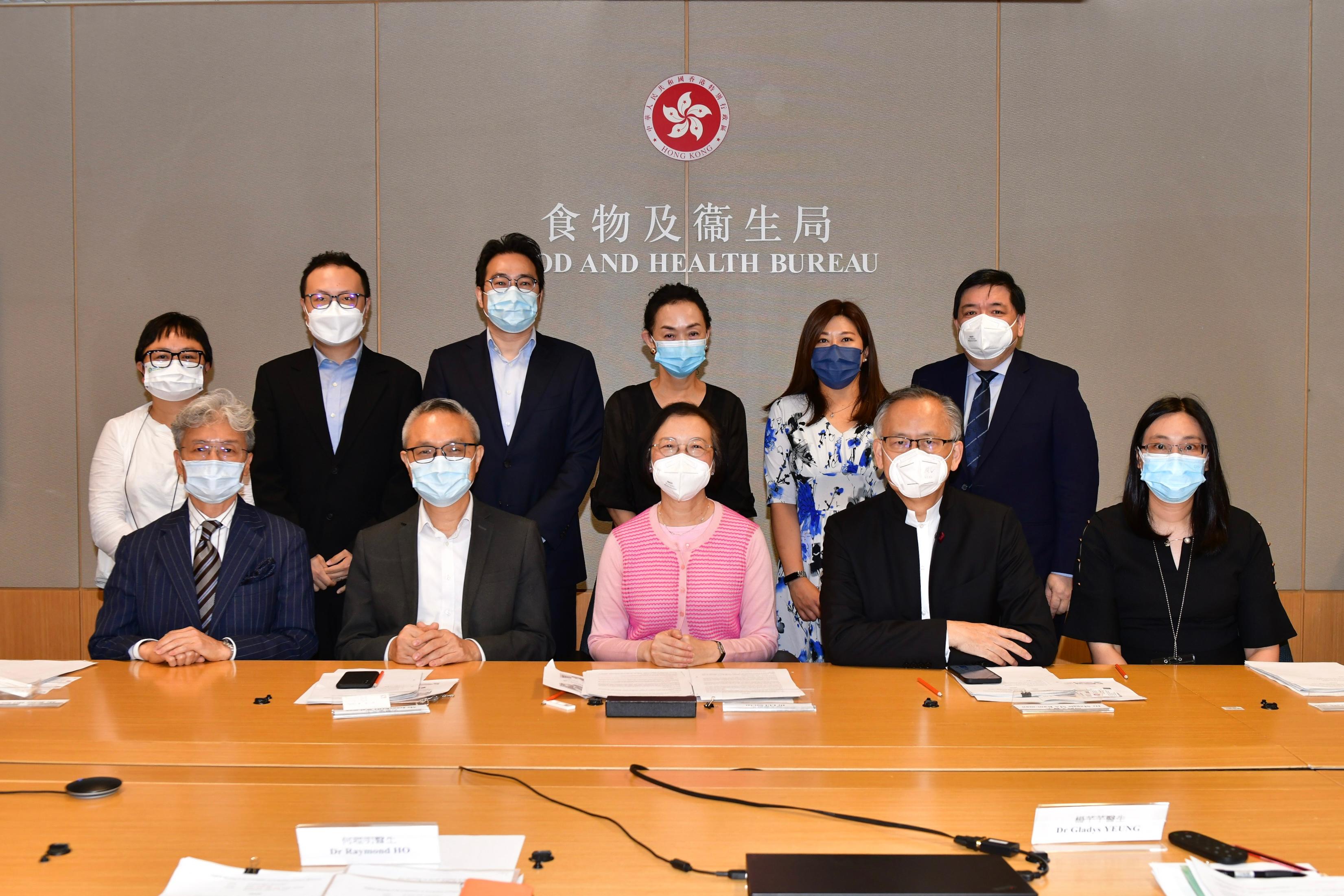 The Committee on Promotion of Organ Donation held its eighth meeting today (June 23). The Secretary for Food and Health, Professor Sophia Chan, expressed her gratitude to members of the committee before the meeting for their efforts in promoting organ donation. Photo shows Professor Chan (front row, centre); the Chairperson of the Committee and Under Secretary for Food and Health, Dr Chui Tak-yi (front row, second left); and other members.