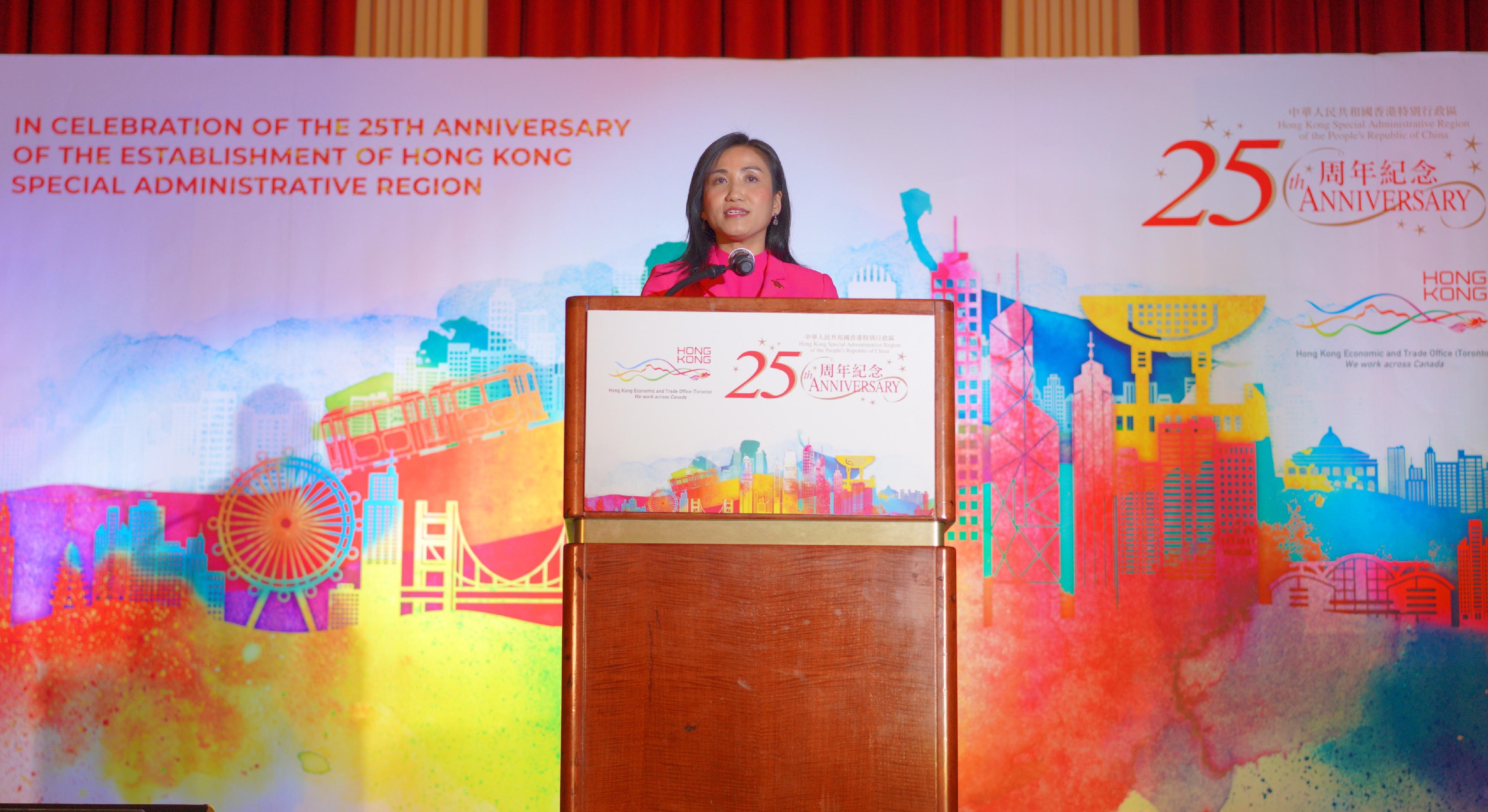 The Director of the Hong Kong Economic and Trade Office (Toronto), Ms Emily Mo, delivers the welcome remarks at the official gala dinner in celebration of the 25th anniversary of the establishment of the Hong Kong Special Administrative Region in Vancouver, Canada, yesterday (June 23, Vancouver time).