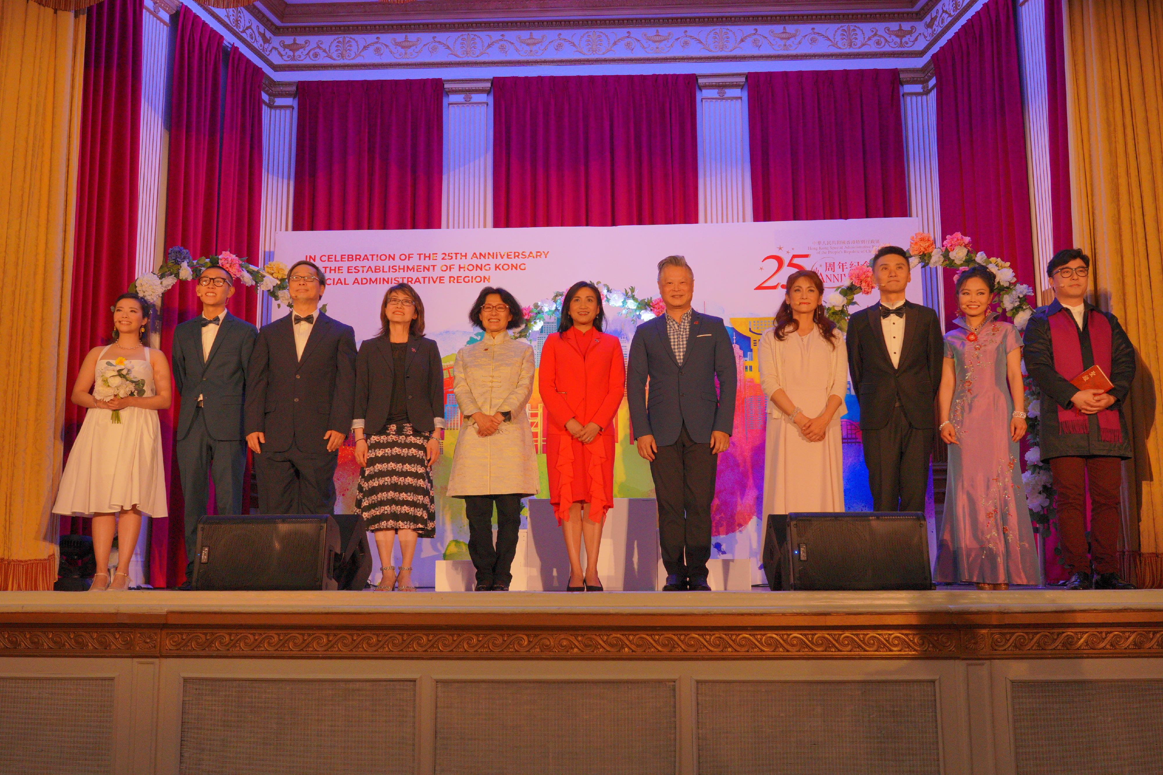 The Hong Kong Economic and Trade Office (Toronto) (Toronto ETO) held an official gala dinner in Vancouver, Canada, yesterday (June 23, Vancouver time) in celebration of the 25th anniversary of the establishment of the Hong Kong Special Administrative Region. The Director of the Toronto ETO, Ms Emily Mo (centre), is pictured with the Consul General of the People's Republic of China in Vancouver, Ms Tong Xiaoling (fifth left), the Executive Director of Dramaone Canada, Ms May Soo (fourth left), the Artistic Director of Dramaone Canada, Peter Poon (fifth right), and performers of the musical drama "Button of Love".
