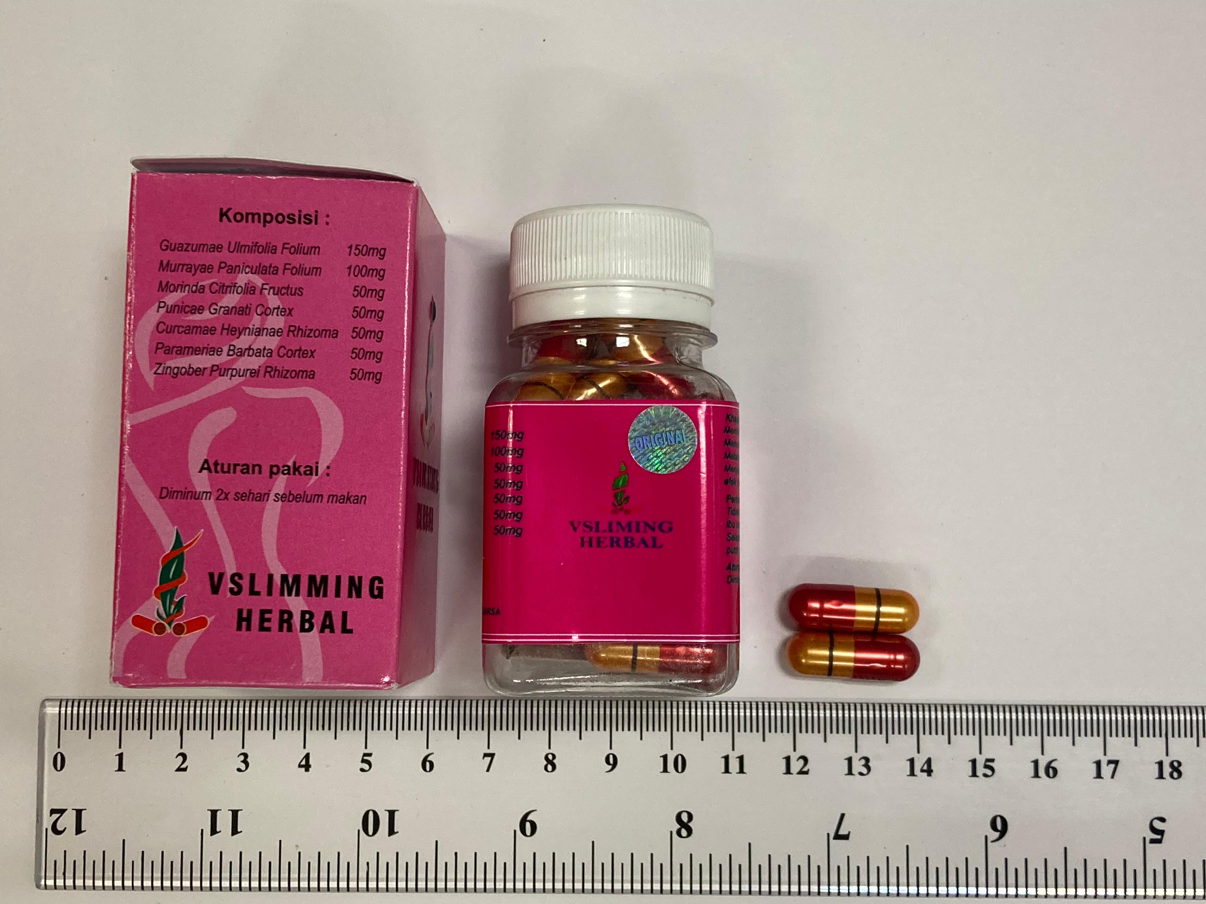 衞生署今日（六月二十四日）就銷售一款名為「VSlimming Herbal」的瘦身產品採取行動，該產品被發現含有未標示受管制藥物成分，包括已禁用的西藥成分。行動中，一名57歲男子涉嫌非法售賣及管有第1部毒藥及未經註冊藥劑製品被警方拘捕。圖示該款瘦身產品。