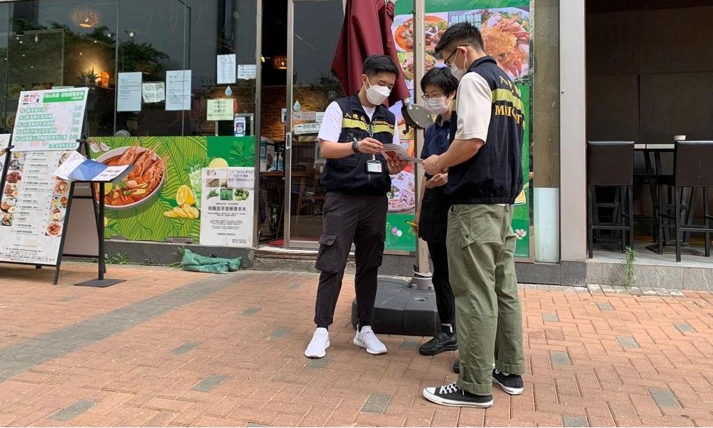 The Immigration Department mounted a series of territory-wide anti-illegal worker operations codenamed "Lightshadow" and "Twilight" for four consecutive days from June 20 to yesterday (June 23). Photo shows Immigration Task Force officers distributing "Don't Employ Illegal Workers" leaflets to restaurant staff.