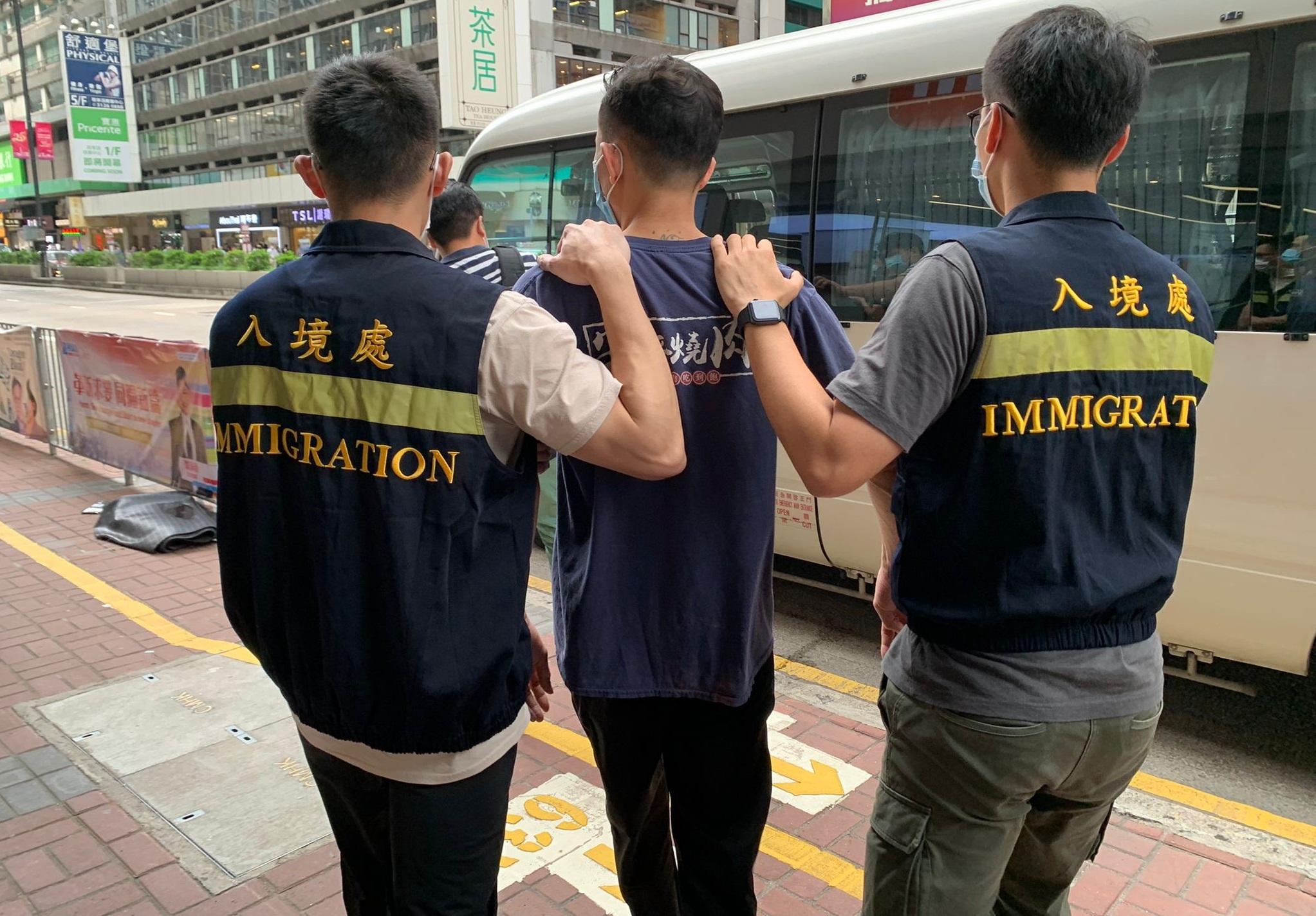 入境事務處由六月二十日至昨日（六月二十三日）一連四日在全港各區展開代號「光影行動」及「曙光行動」的反非法勞工行動。圖示懷疑非法勞工在行動中被捕。