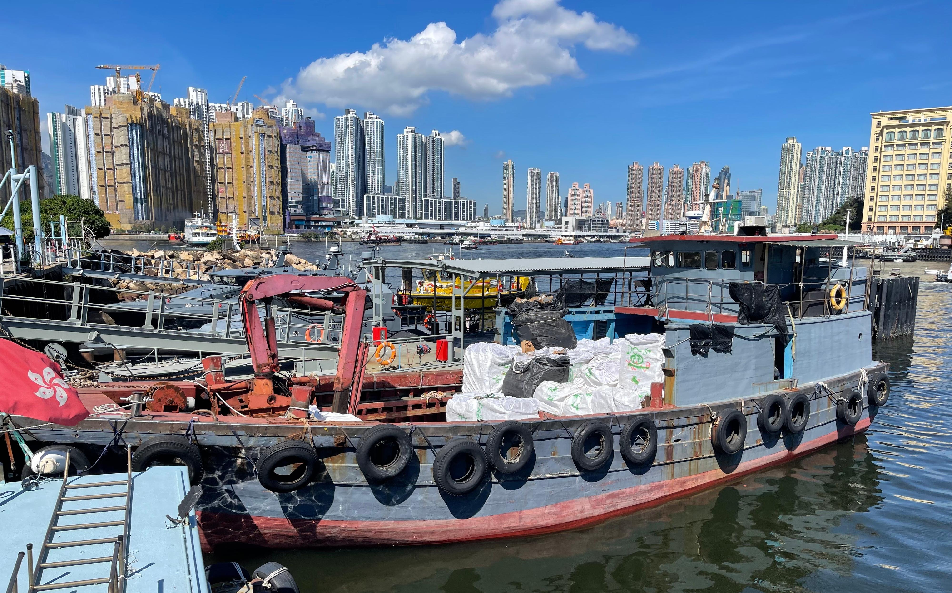 香港海關昨日（六月二十三日）在香港南面水域進行反走私行動，偵破一宗涉嫌利用貨船走私的案件，檢獲約四十噸懷疑走私凍肉，估計市值約五百一十萬元。圖示涉嫌用作走私凍肉的貨船。