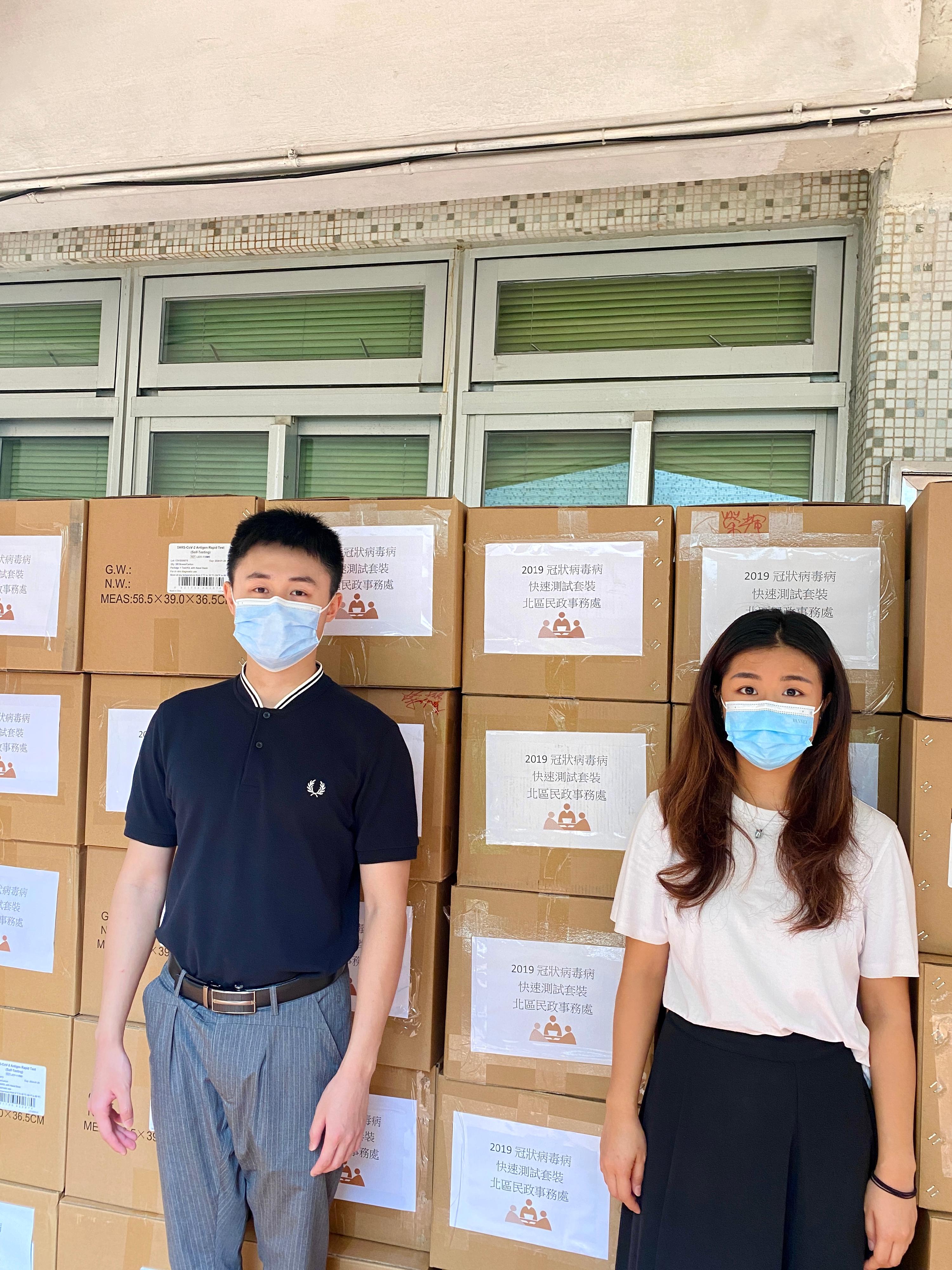 The North District Office today (June 24) distributed COVID-19 rapid test kits to households, cleansing workers and property management staff living and working in Wing Fai Centre for voluntary testing through the property management company.