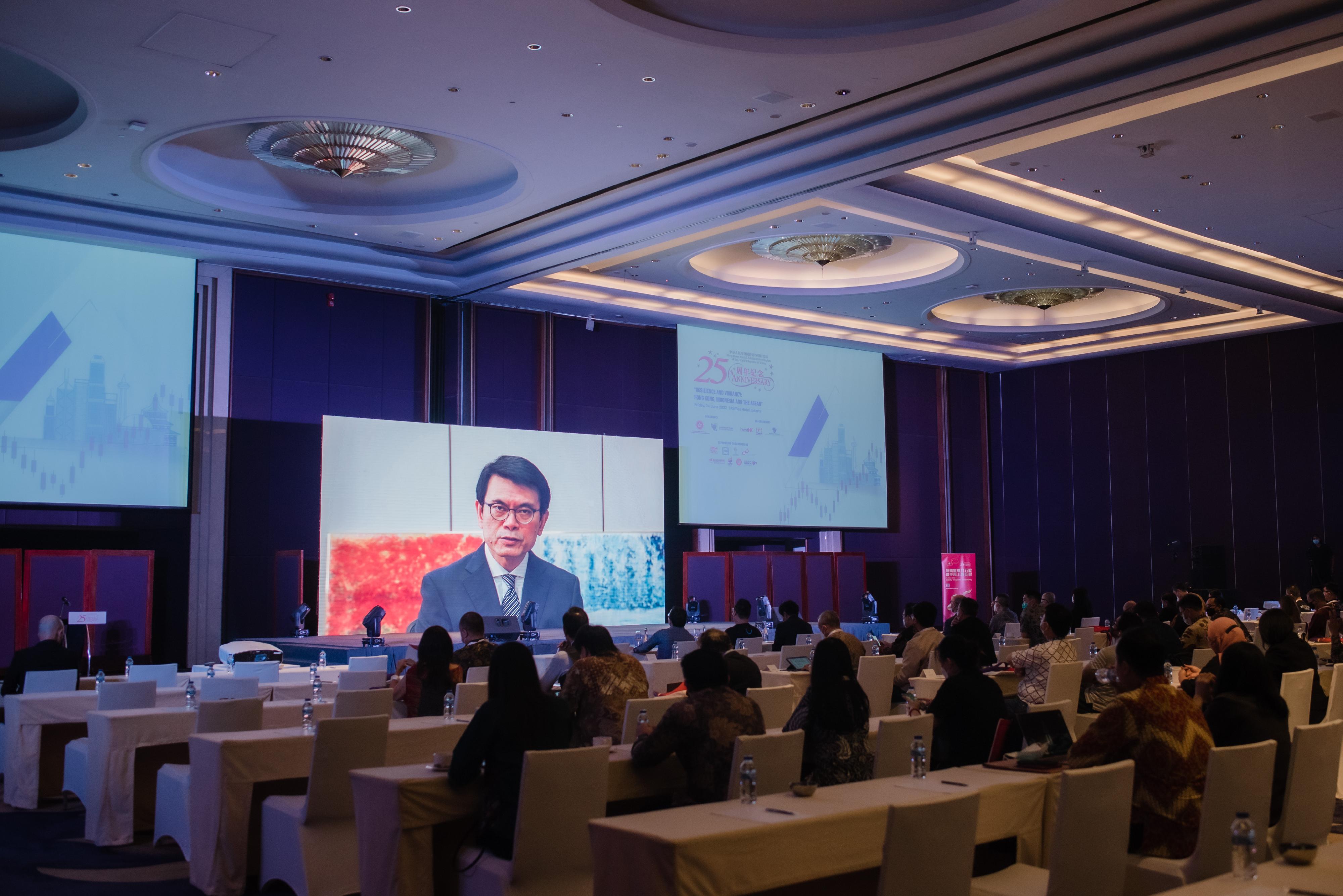 The Hong Kong Economic and Trade Office, Jakarta and the Ministry of Trade of Indonesia today (June 24) jointly organised a business conference in Jakarta. Photo shows the Secretary for Commerce and Economic Development, Mr Edward Yau, delivering a virtual keynote speech to highlight Hong Kong’s advantages since its reunification with the motherland 25 years ago, as well as the latest developments of Hong Kong’s economic and trade relationship with Indonesia and the Association of Southeast Asian Nations.
