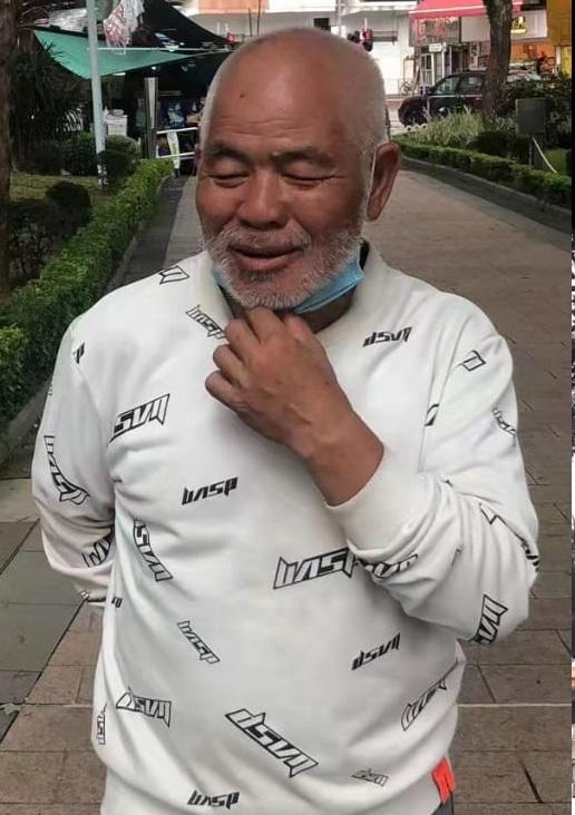 Leung Chiu, aged 71, is about 1.6 metres tall, 60 kilograms in weight and of fat build. He has a round face with yellow complexion and is bald. He was last seen wearing a dark grey short-sleeved shirt, black long trousers and grey shoes.