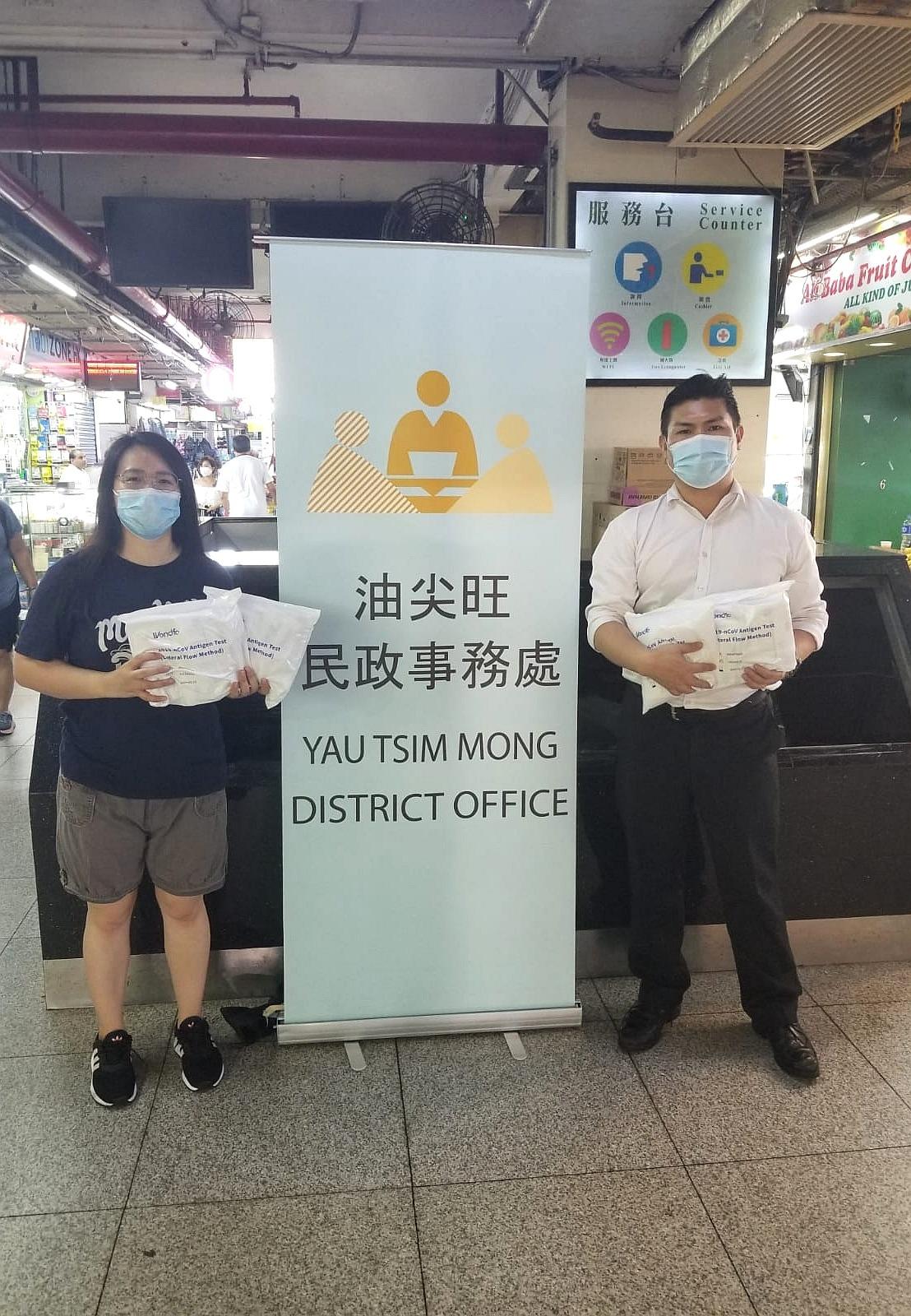 The Yau Tsim Mong District Office today (June 26) distributed COVID-19 rapid test kits to households, cleansing workers and property management staff living and working in Chungking Mansions for voluntary testing through the property management company.