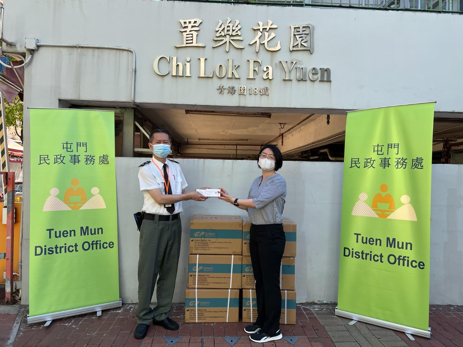 The Tuen Mun District Office today (June 26) distributed COVID-19 rapid test kits to households, cleansing workers and property management staff living and working in Chi Lok Fa Yuen for voluntary testing through the property management company.
