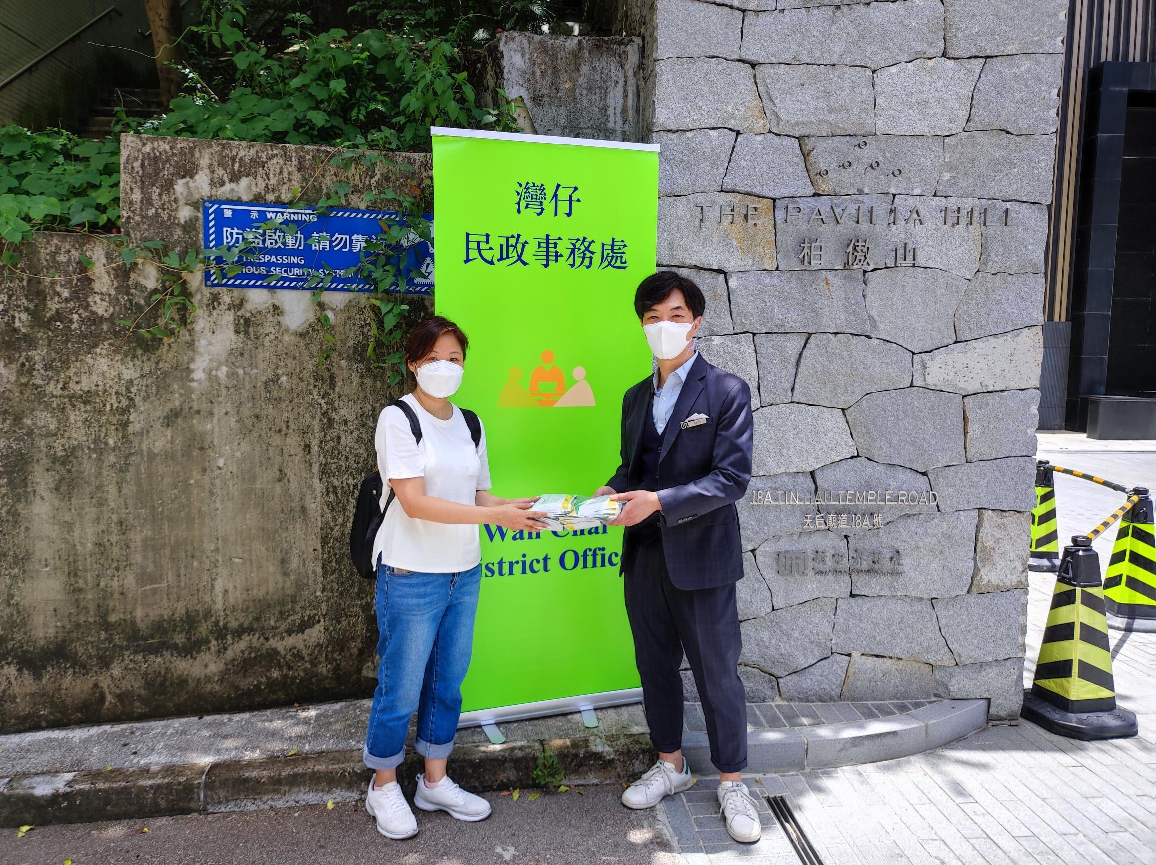 The Wan Chai District Office today (June 26) distributed COVID-19 rapid test kits to households, cleansing workers and property management staff living and working in The Pavilia Hill for voluntary testing through the property management company and the owners' corporation.