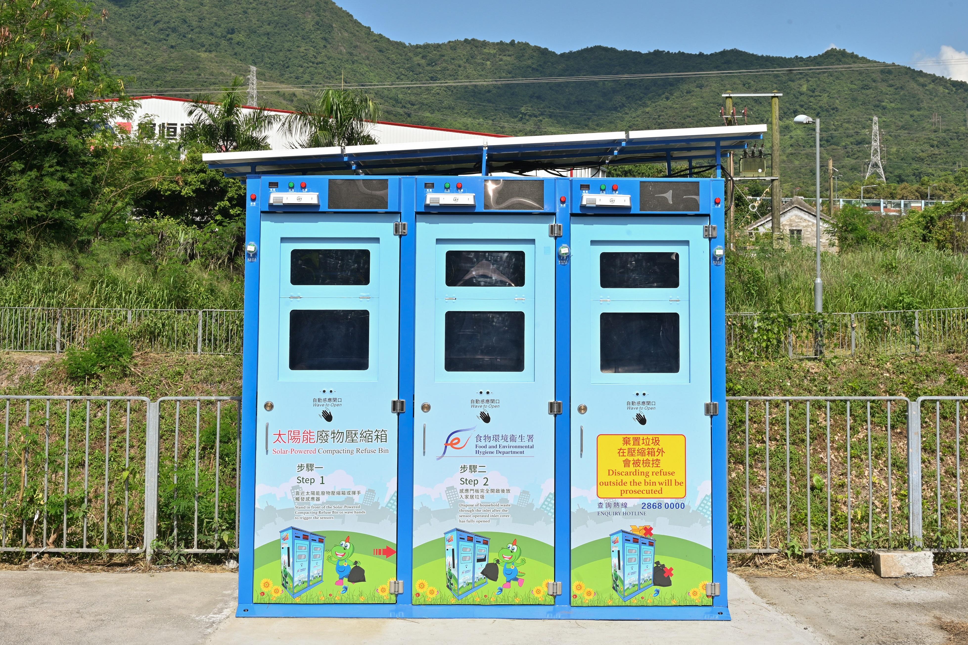 The Food and Environmental Hygiene Department announced today (June 28) that four sets of solar-powered compacting refuse bins with the latest enhancements have been installed near rural locations in Tai Po, Yuen Long and Islands Districts for operational testing, with a view to discouraging unscrupulous dumping of household refuse resulting from overloaded refuse bins, and mitigating rodent infestation and pest problems. 
