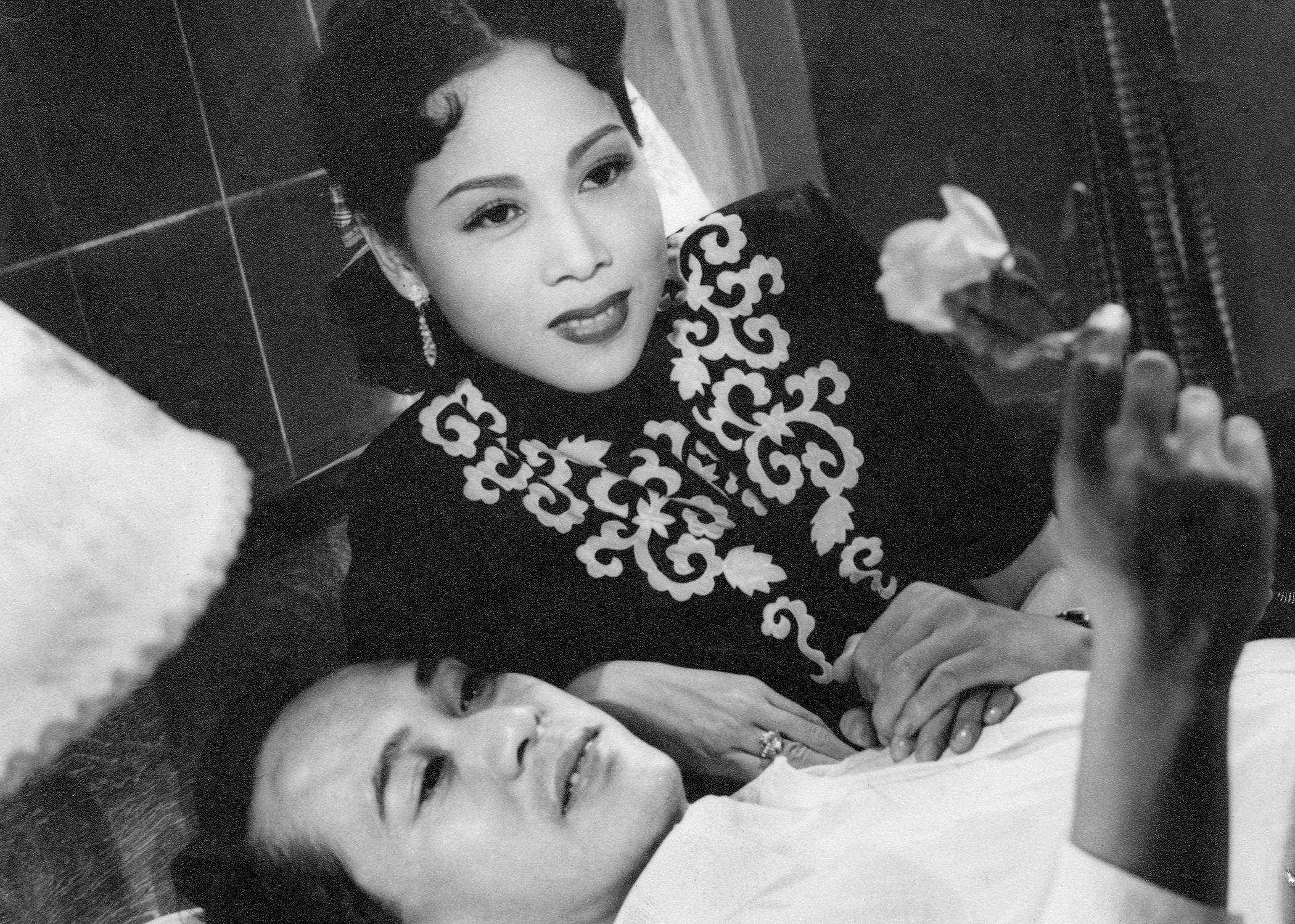 康乐及文化事务署香港电影资料馆由七月至十二月，逢星期五上午十一时的「影画早晨」节目，将精选放映18出芳艳芬经典作品，让戏迷重温这位「花旦王」精湛演技。图示《唔嫁又嫁》（1952）剧照。
