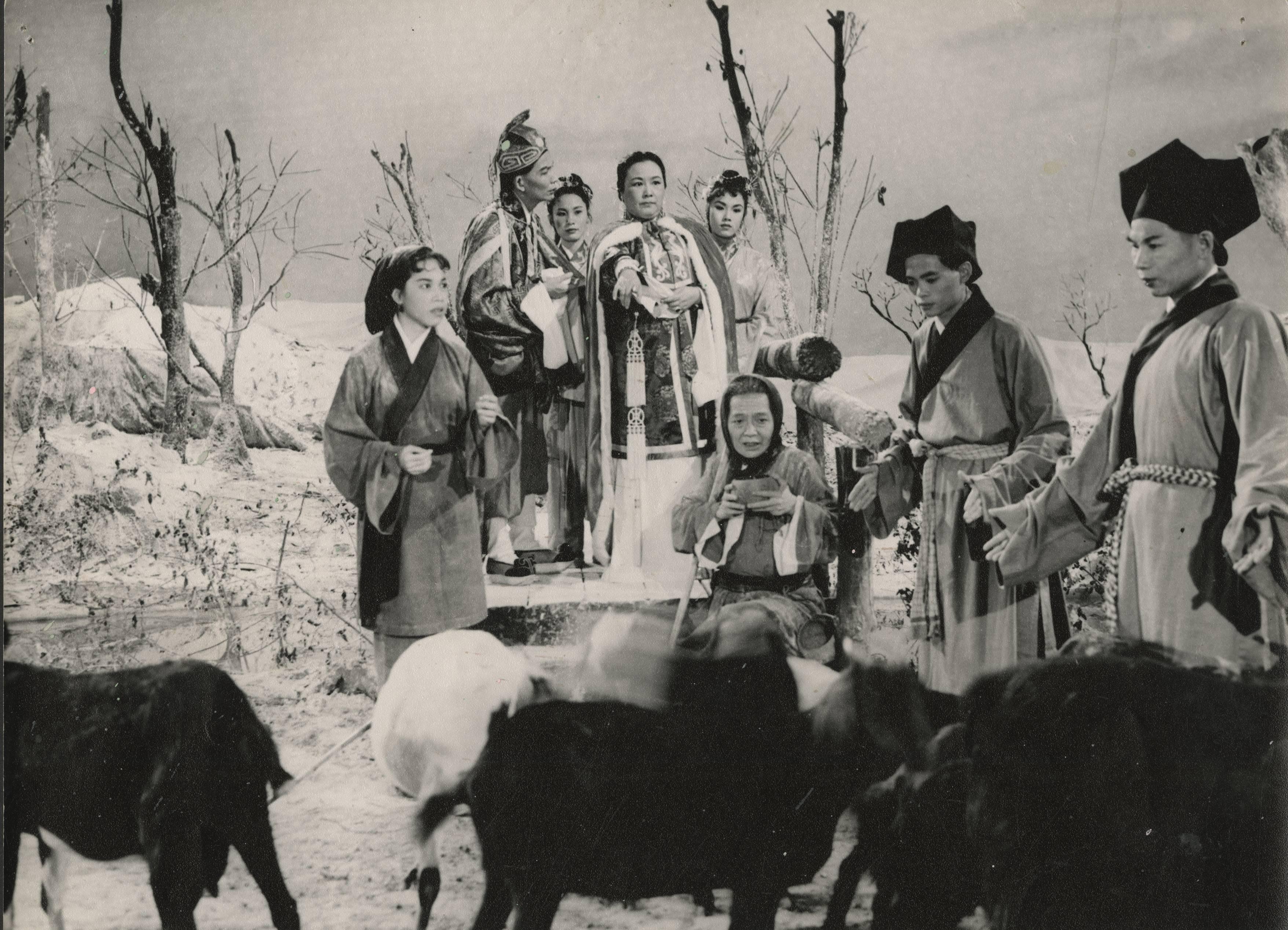 The Hong Kong Film Archive of the Leisure and Cultural Services Department will feature Fong Yim-fan as part of the "Morning Matinee" series from July to December. Eighteen of her movies will be screened at 11am on every Friday, enabling film lovers to revisit the superb acting skills of the Queen of Huadan (female lead). Photo shows a film still of "A Red Spot" (1958).