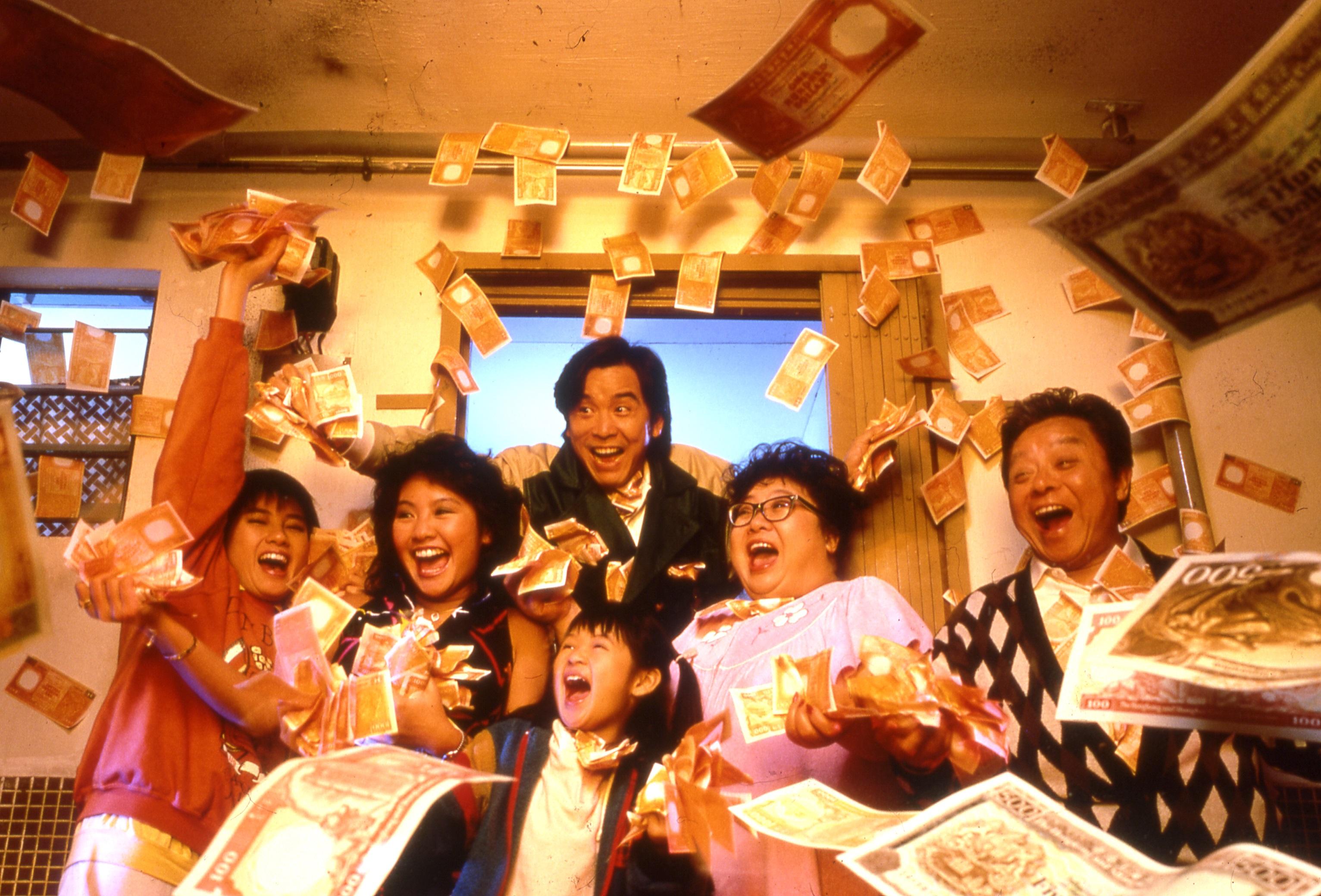 康乐及文化事务署香港电影资料馆（资料馆）精选三十部德宝电影公司的作品于七月三十日至十二月十八日在资料馆电影院放映，让观衆重温八、九十年代香港电影黄金时期的影片。图示《富贵逼人》（1987）剧照。