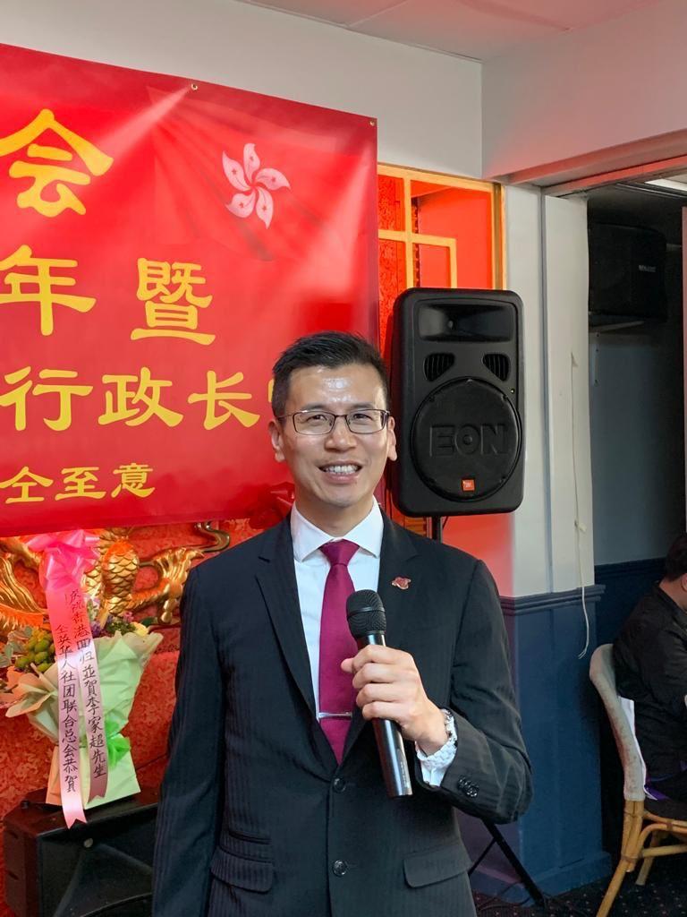 A banquet was organised by the Confederation of Chinese Associations UK in Birmingham, United Kingdom, to celebrate the 25th anniversary of the establishment of the Hong Kong Special Administrative Region on June 28 (London time). Photo shows the Director-General of Hong Kong Economic and Trade Office, London, Mr Gilford Law, giving a speech to update the attendees on the latest development of Hong Kong.