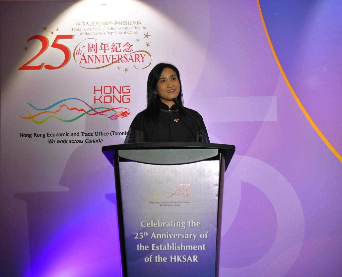The Director of the Hong Kong Economic and Trade Office (Toronto), Ms Emily Mo, delivers the welcome remarks at the official gala dinner in celebration of the 25th anniversary of the establishment of the Hong Kong Special Administrative Region in Toronto, Canada, yesterday (June 28, Toronto time).