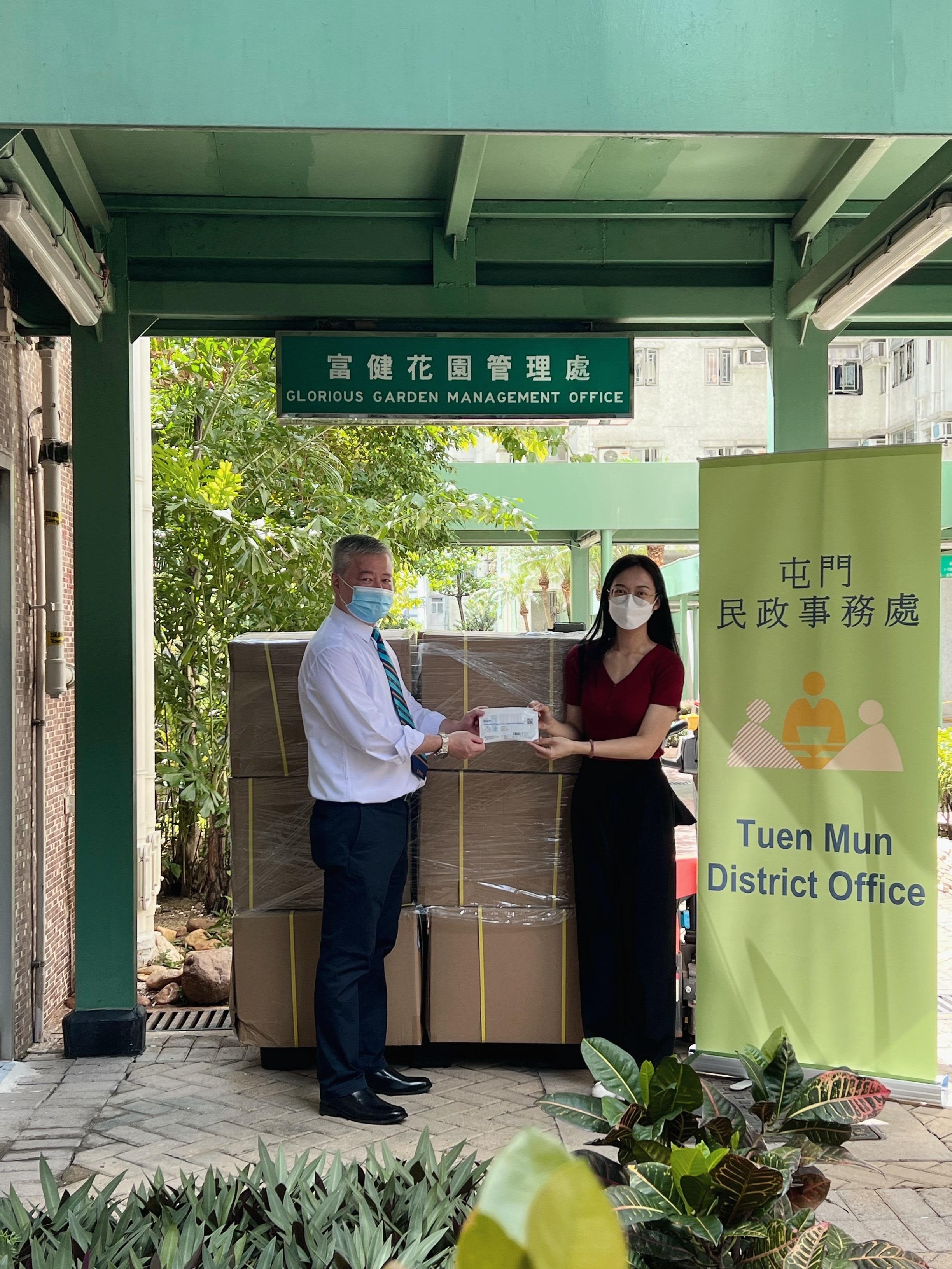 The Tuen Mun District Office today (June 29) distributed COVID-19 rapid test kits to households, cleansing workers and property management staff living and working in Glorious Garden for voluntary testing through the property management company.