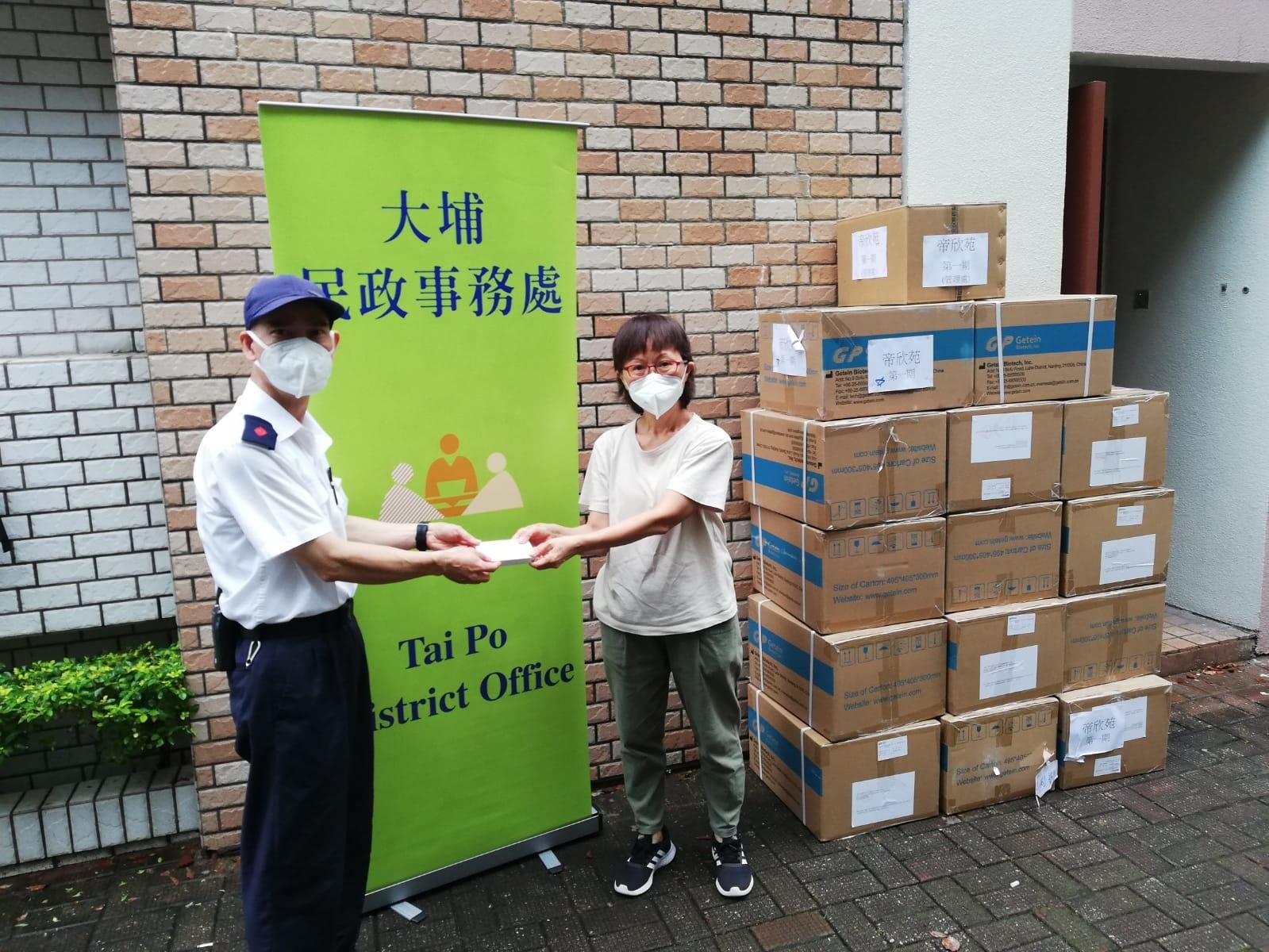 The Tai Po District Office today (June 30) distributed COVID-19 rapid test kits to households, cleansing workers and property management staff living and working in Parc Versailles for voluntary testing through the property management company.
