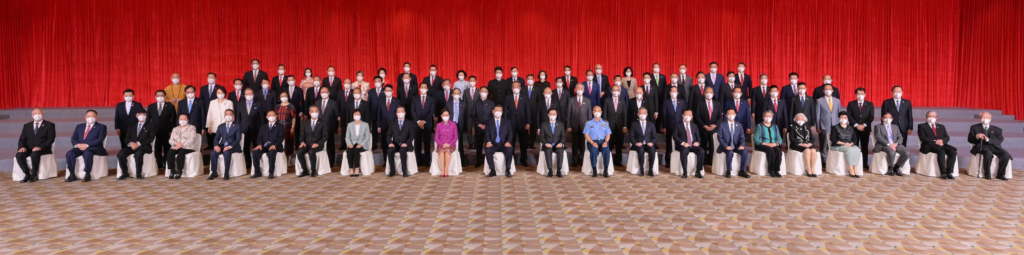 President Xi Jinping (front row, 11th left); the Chief Executive, Mrs Carrie Lam (front row, 10th left); and the Chief Executive-elect, Mr John Lee (front row, 12th left), in a group photo with people from various sectors of Hong Kong at the Hong Kong Convention and Exhibition Centre this afternoon (June 30).