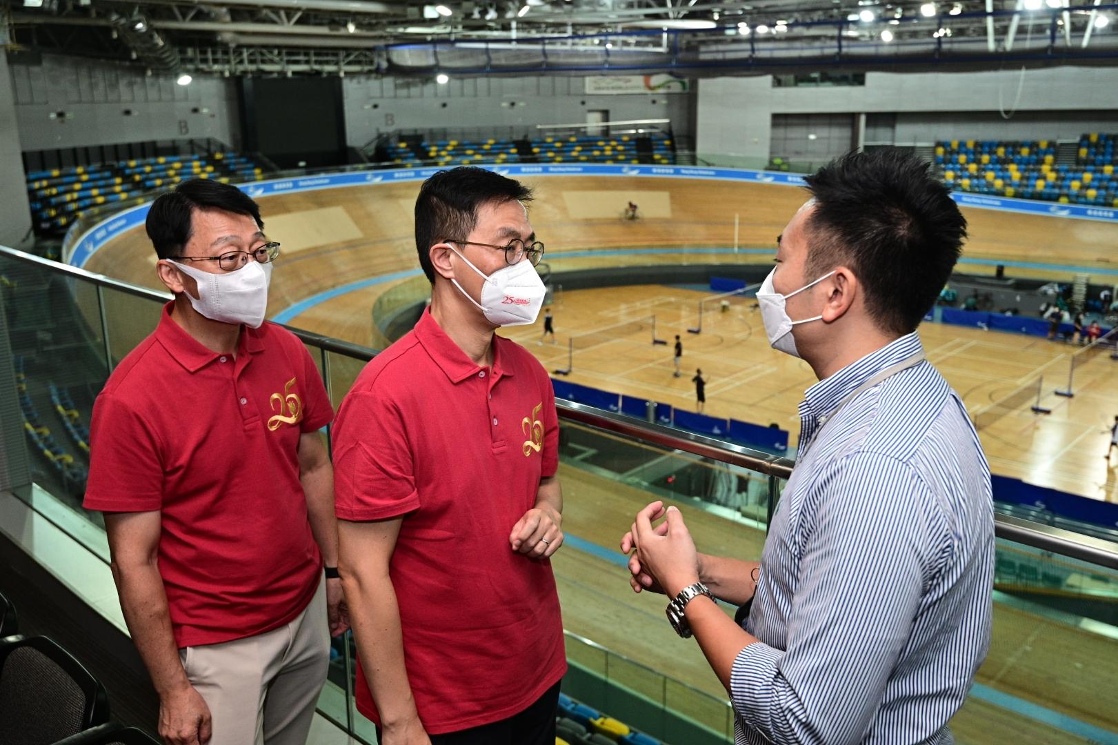 The Secretary for Culture, Sports and Tourism, Mr Kevin Yeung, visited several leisure facilities under the Leisure and Cultural Services Department today (July 1). Photo shows Mr Yeung (second right) being briefed by staff on the operations of the Hong Kong Velodrome.