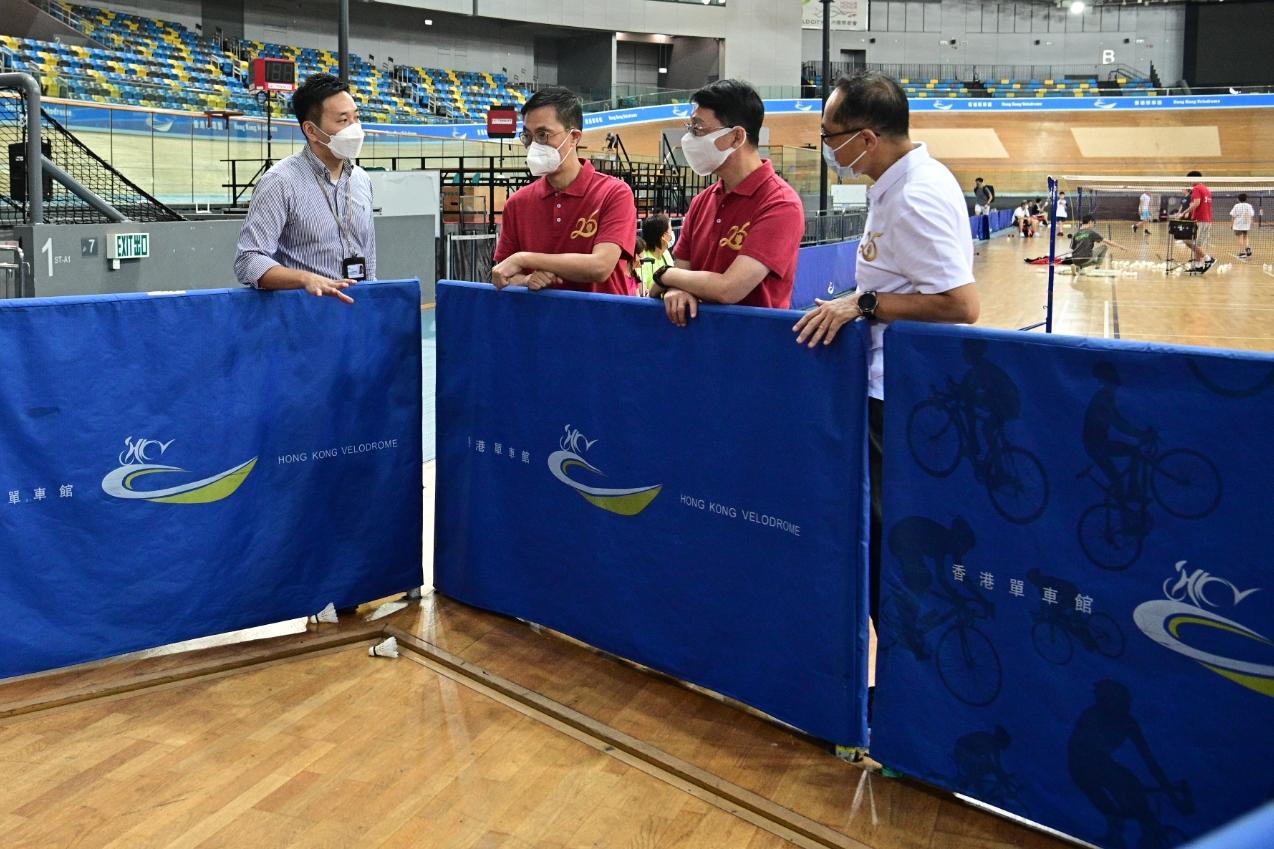 The Secretary for Culture, Sports and Tourism, Mr Kevin Yeung, visited several leisure facilities under the Leisure and Cultural Services Department today (July 1). Photo shows Mr Yeung (second left) being briefed by staff on international cycling competitions held at the Hong Kong Velodrome. 