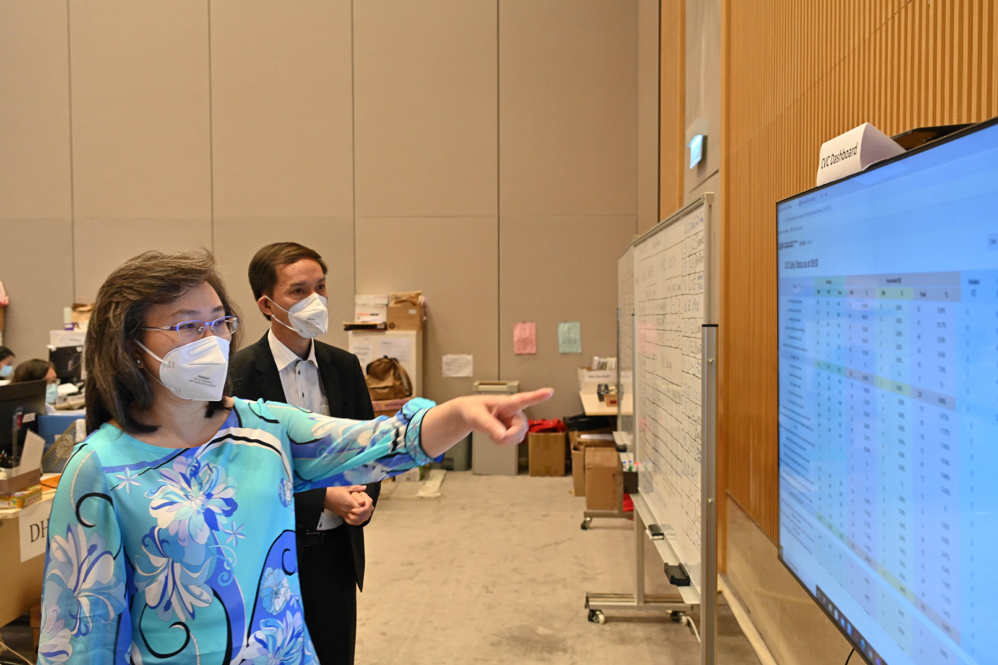 The Secretary for the Civil Service, Mrs Ingrid Yeung, visited the Central Command Centre (CCC) of the COVID-19 Vaccination Programme and the Community Vaccination Centre (CVC) at Kwun Chung Sports Centre this morning (July 3) to inspect the operation and vaccination arrangement of CVCs after the typhoon. Picture shows Mrs Yeung (left) at the CCC to learn about the latest on the operation of CVCs. 