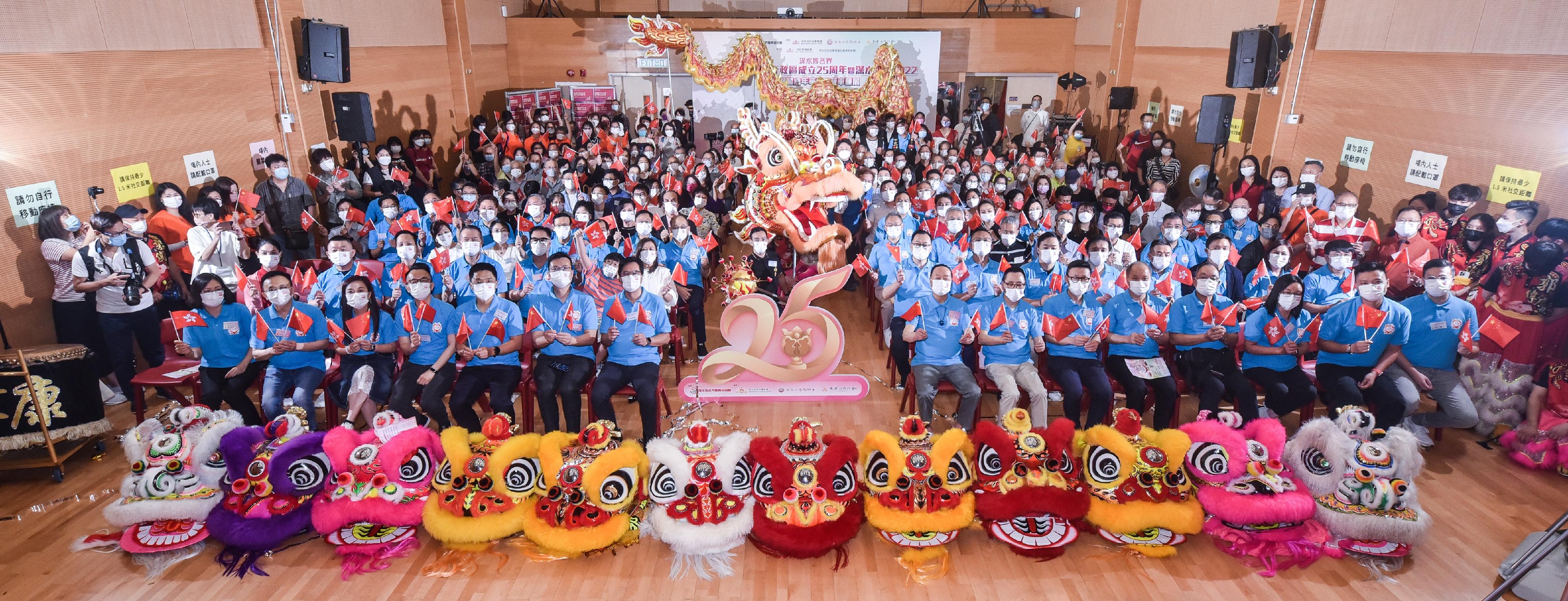 財政司副司長黃偉綸（前排左七）在深水埗各界慶祝香港特別行政區成立25周年暨《深水埗節2022》啓動禮與所有出席的嘉賓合照。