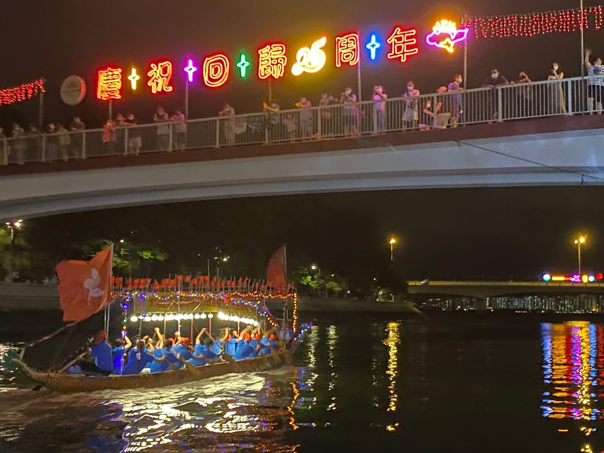 大埔民政事務處和大埔區慶祝香港特別行政區成立二十五周年活動籌備委員會昨日（七月三日）在大埔海濱公園舉行了一場海、陸、空匯演。圖示市民在林村河一帶欣賞龍舟表演。