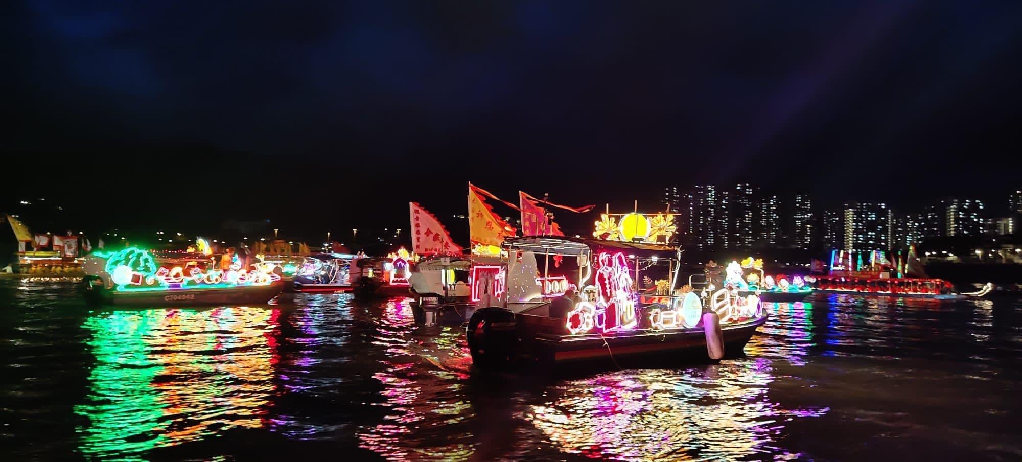 大埔民政事務處和大埔區慶祝香港特別行政區成立二十五周年活動籌備委員會昨日（七月三日）在大埔海濱公園舉行了一場海、陸、空匯演。圖示以大埔地區特色為裝飾的彩燈船在吐露港上巡遊。