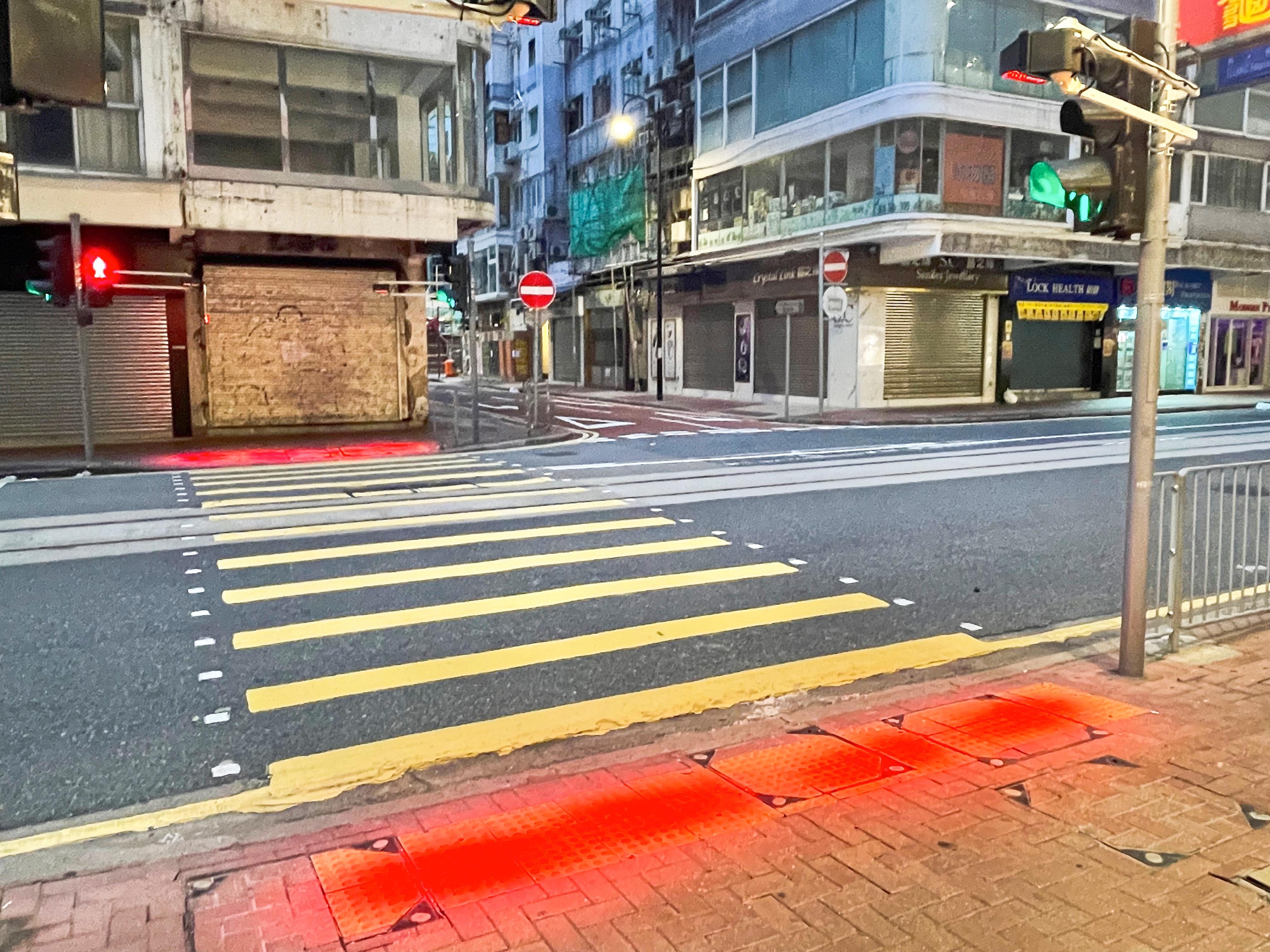 運輸署今日（七月五日）表示，署方在波斯富街／富明街的行人過路處安裝輔助裝置，提醒行人不可在「紅色人像」燈號亮着時橫過馬路，以加強行人安全意識。