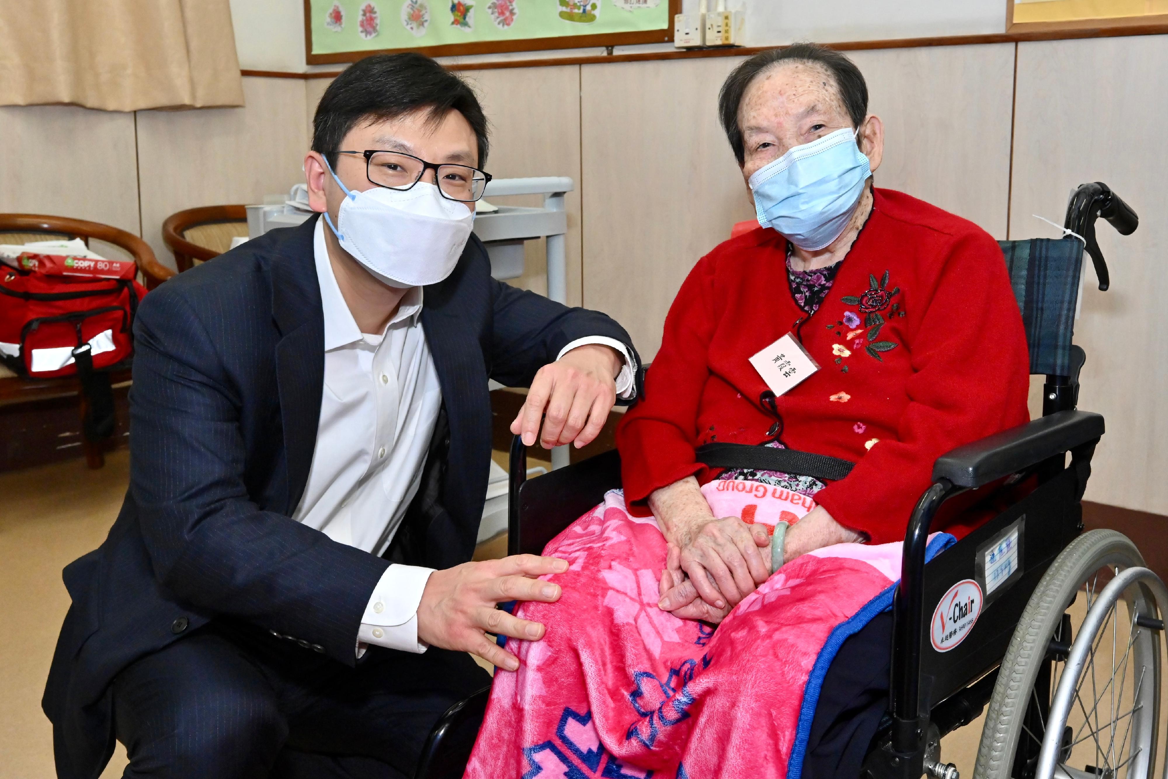 The Secretary for Labour and Welfare, Mr Chris Sun, today (July 5) inspected a COVID-19 vaccination day at a residential care home for the elderly in Ho Man Tin to take a closer look at the latest progress of outreach vaccination for residential care homes. Photo shows Mr Sun (left) with a resident receiving vaccination today, reminding her to take heed of the epidemic's developments and get vaccinated in a timely manner.
